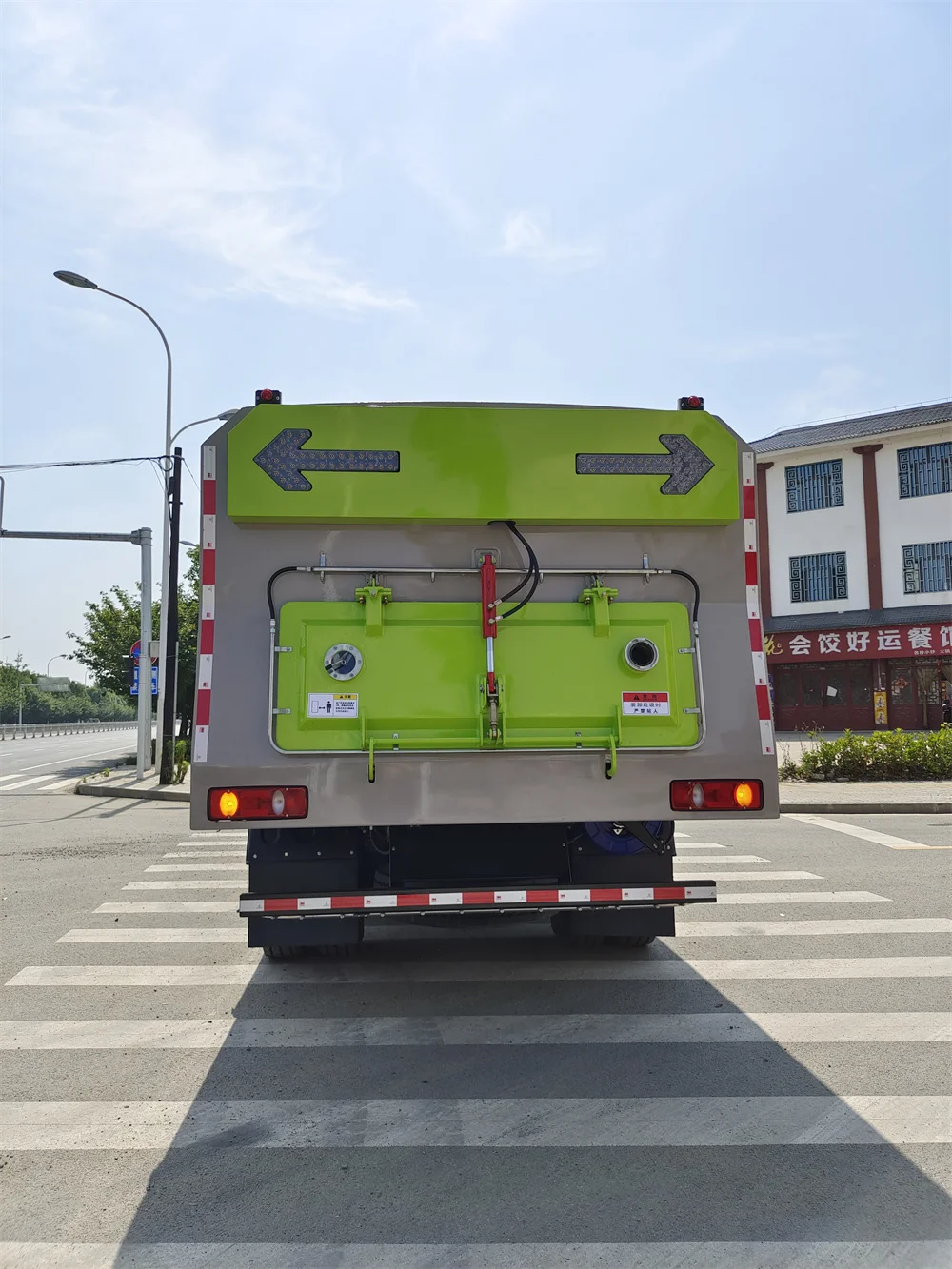 Hot sell Dongfeng tiajing Vacuum sweeper truck  factory price for sale /road sweeper truck