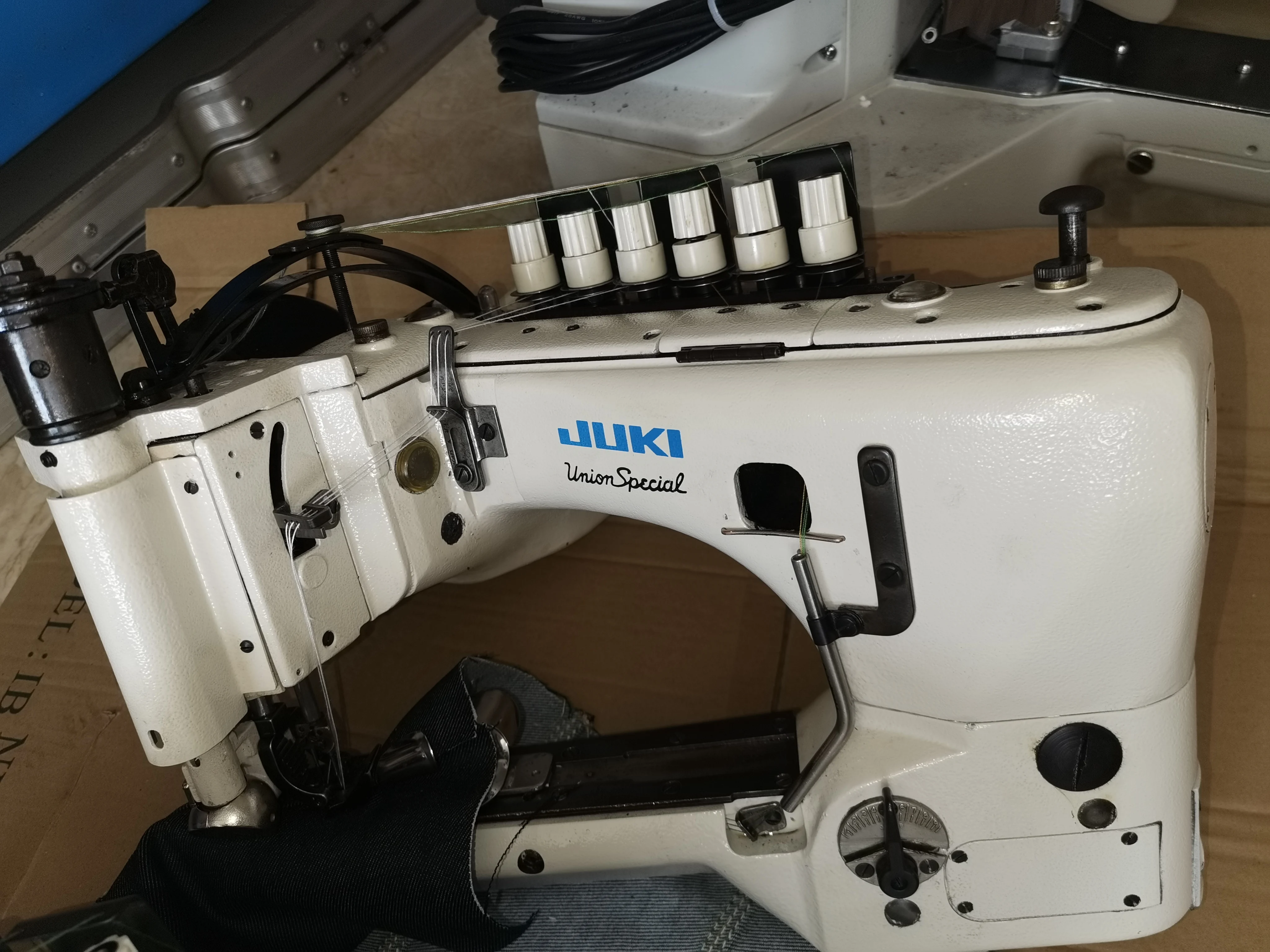 Used JUKIs 3580 3 Needles Feed off the Arm Chainstitch Machine Industrial Sewing Machine for Jeans