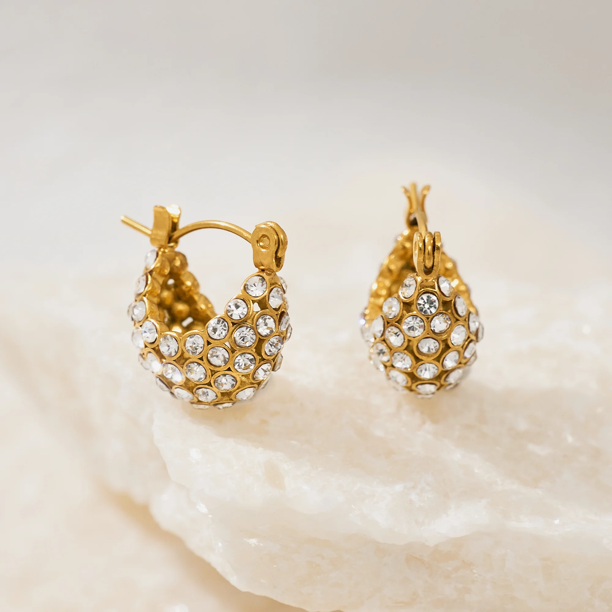 2024 Dazan NEW 18k Gold Plated Hypoallergenic Stainless Steel Bohemia Iced Out Zircon U Huggie Earrings Fancy Exquisite jewelry