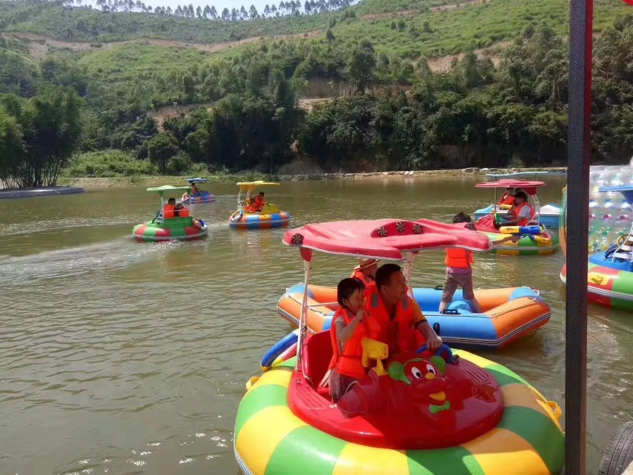 Electric fiberglass adult water play equipment bumper boat