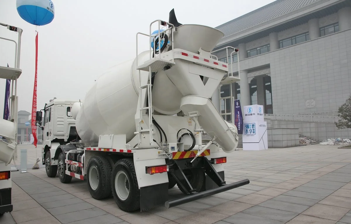 Used SINOTRUK Howo Mixer Truck 8x4 Drive Wheel Diesel Cement Truck for Sale Price on Concrete Mixer Trucks