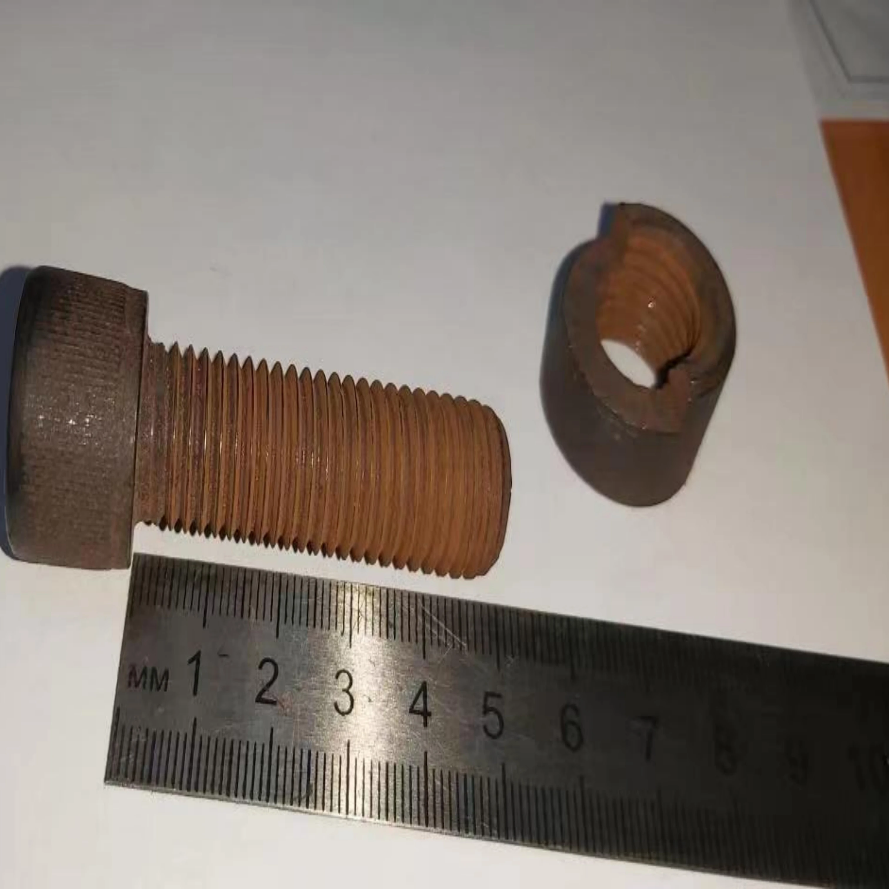Винт M16x50 в комплекте с гайкой для пластикового экструдера
