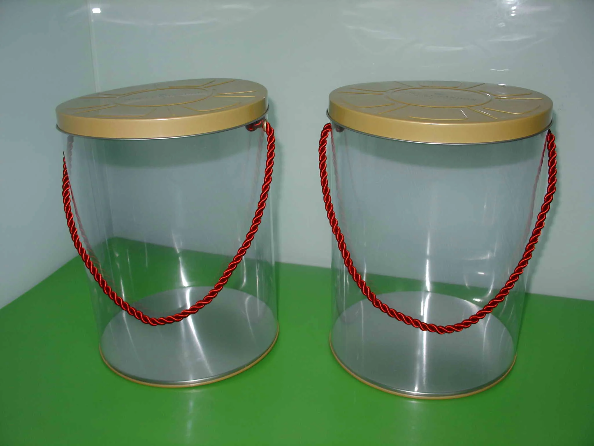 1 gallon clear can with handles