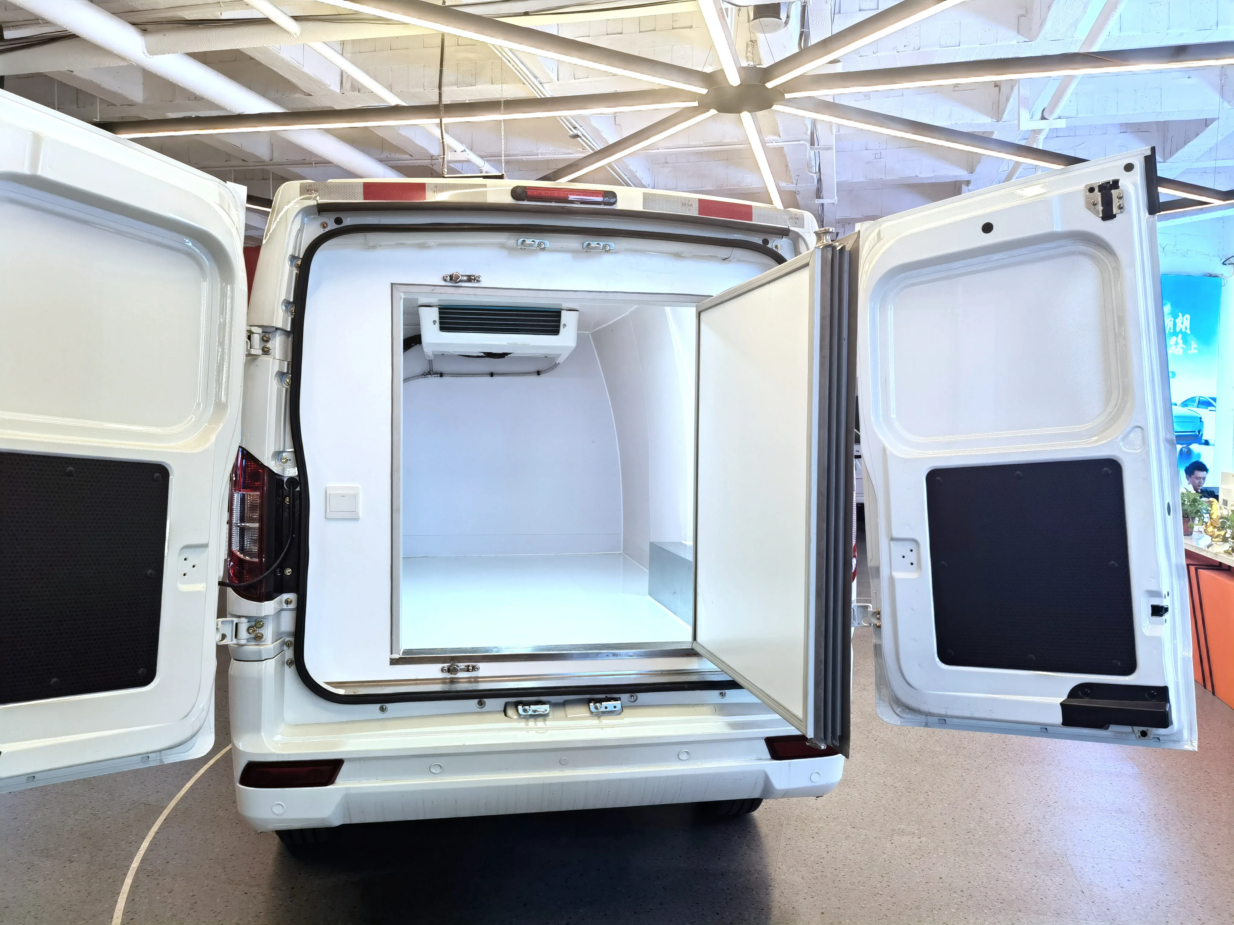 KAMA ES7 4x2 Electric Mini Refrigerated Cargo Trucks with 2 Seats Refrigerator Trucks In House For Transportation