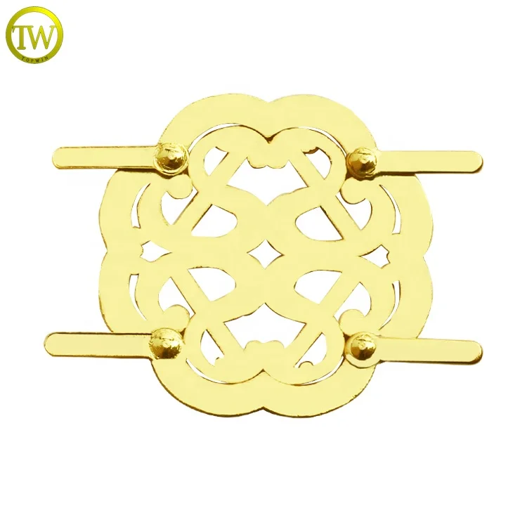 Hot selling flower shape metal name labels hollow logos etched metal hang pins plate for purse