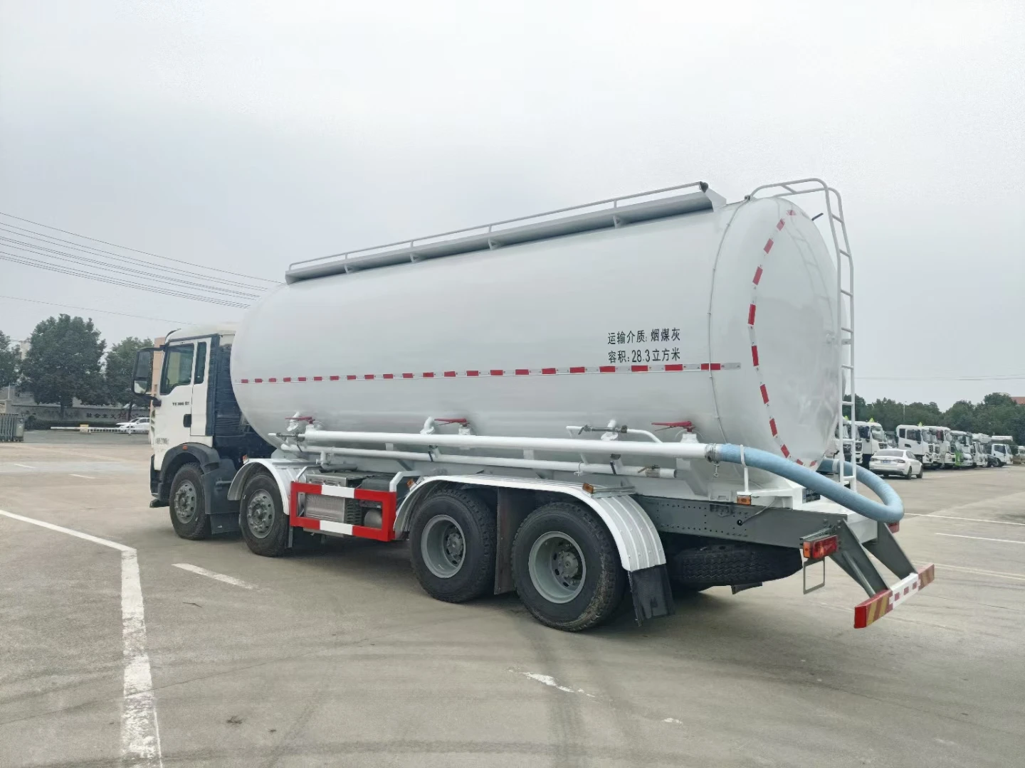 China hot sale  SINO truck  HOWO  8x4   36 m3  dry powder tank truck  30 tons  12 wheels  bulk powder goods tanker truck