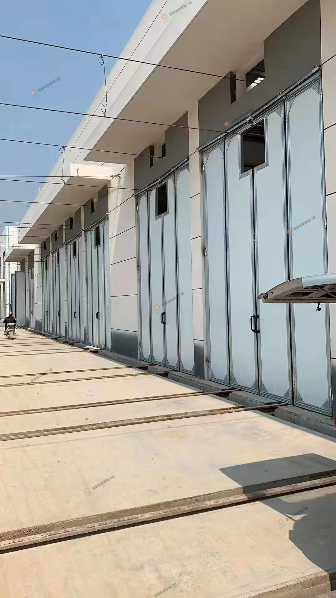 Manufacturer Industrial Heavy-Duty Aluminum Iron Durable Sliding Folding Door for Factory