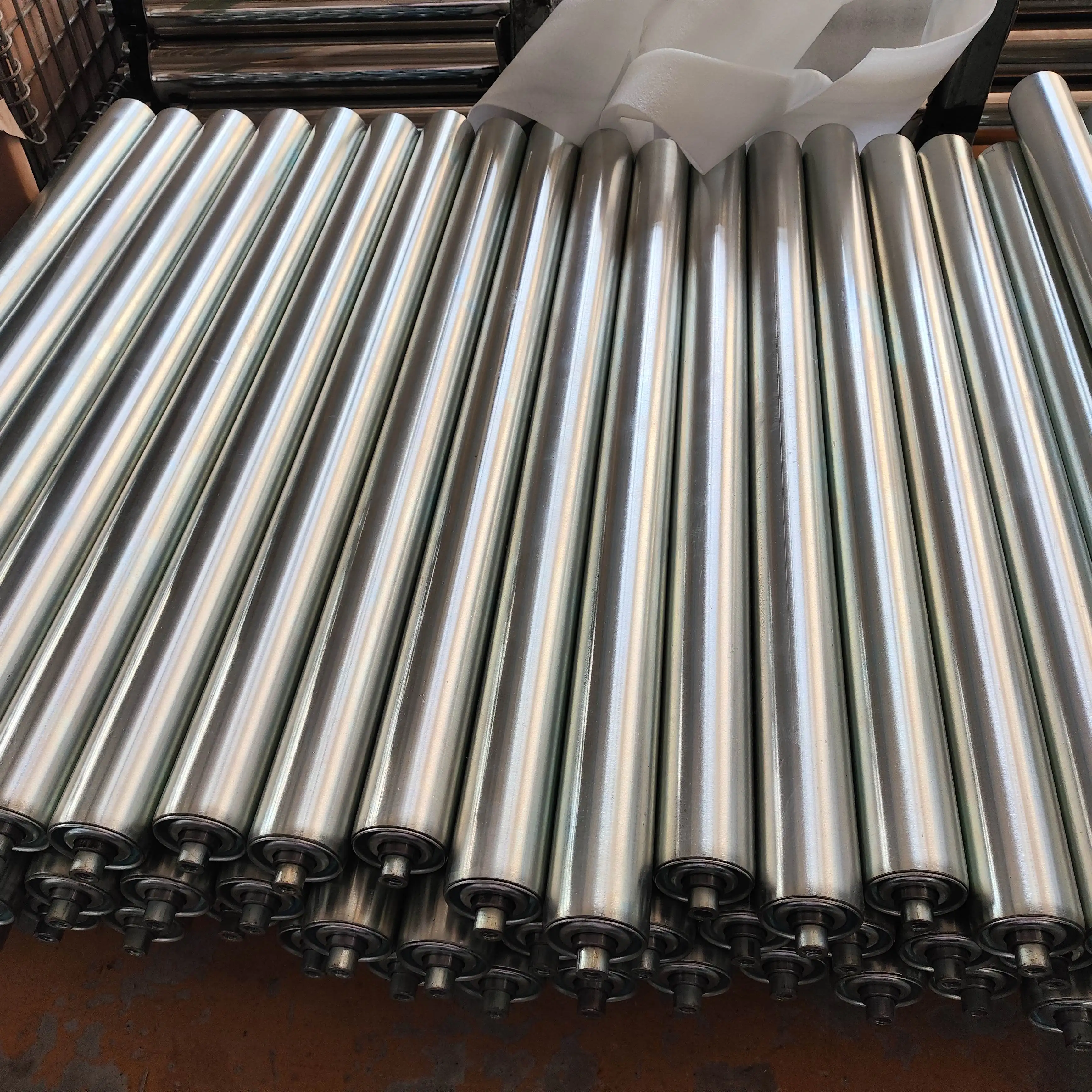 Rollers made of galvanized steel, stainless steel, polyurethane and rubber for roller and belt conveyors