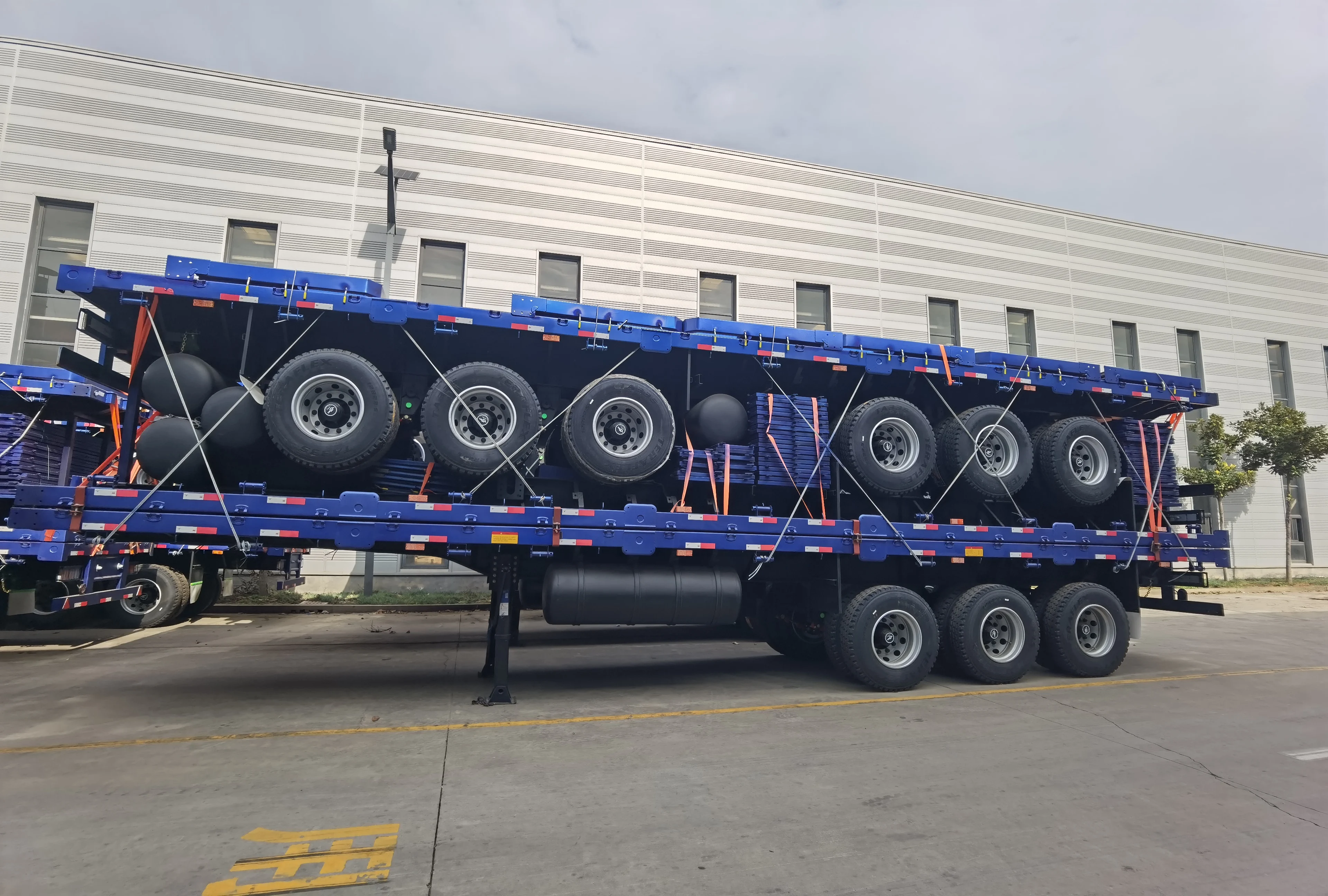 2024 High Quality Shipping 40ft Transport Container Flatbed Semi Trailer with Twistlock