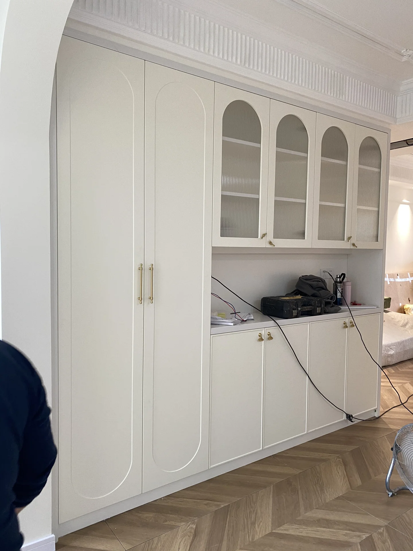 French Curved Glass Door Dining Side Cabinet with Simple Style for Living Room Storage or Computer Desks