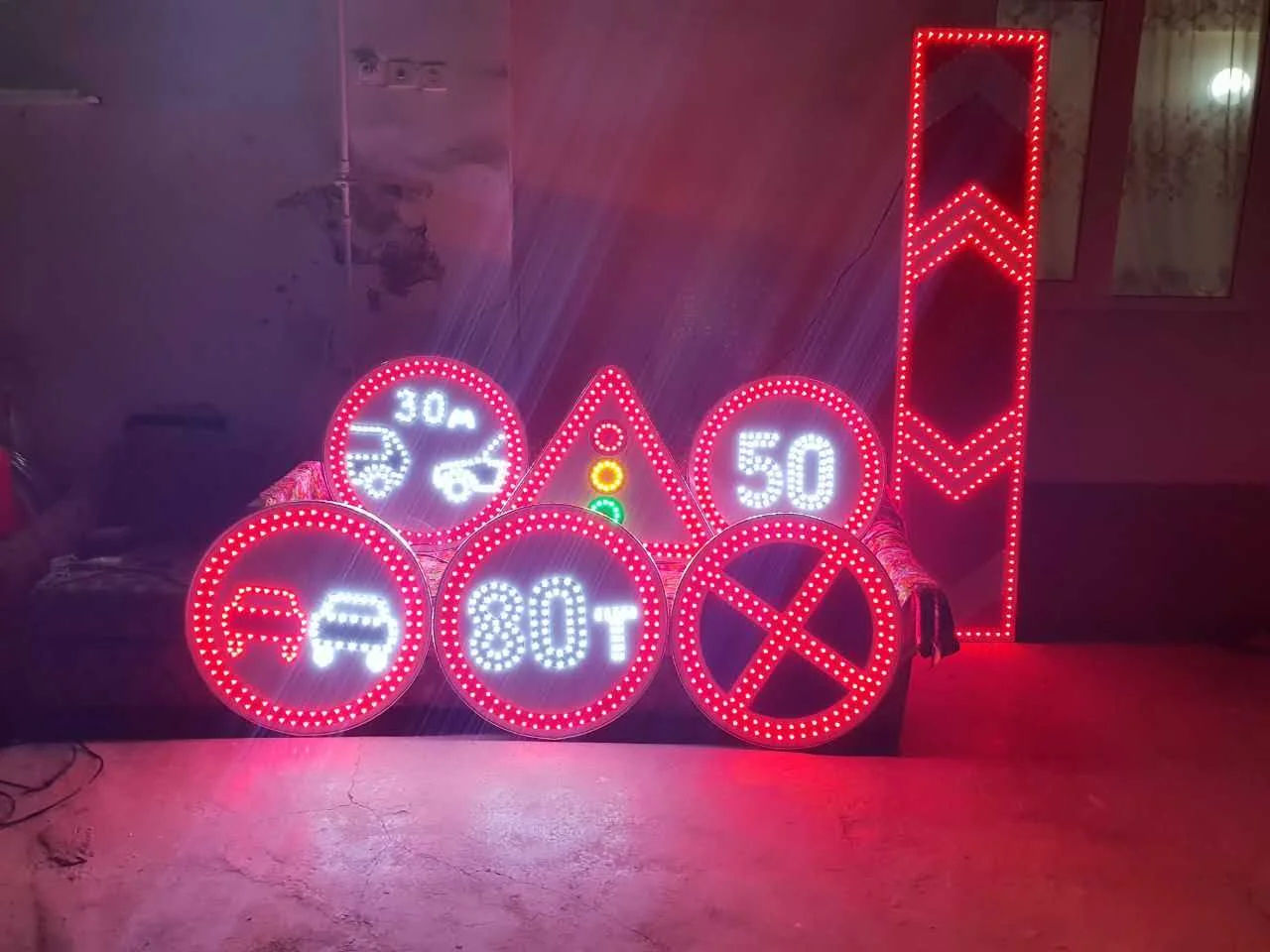Triangle shape led flashing traffic warning solar panel powered road signs