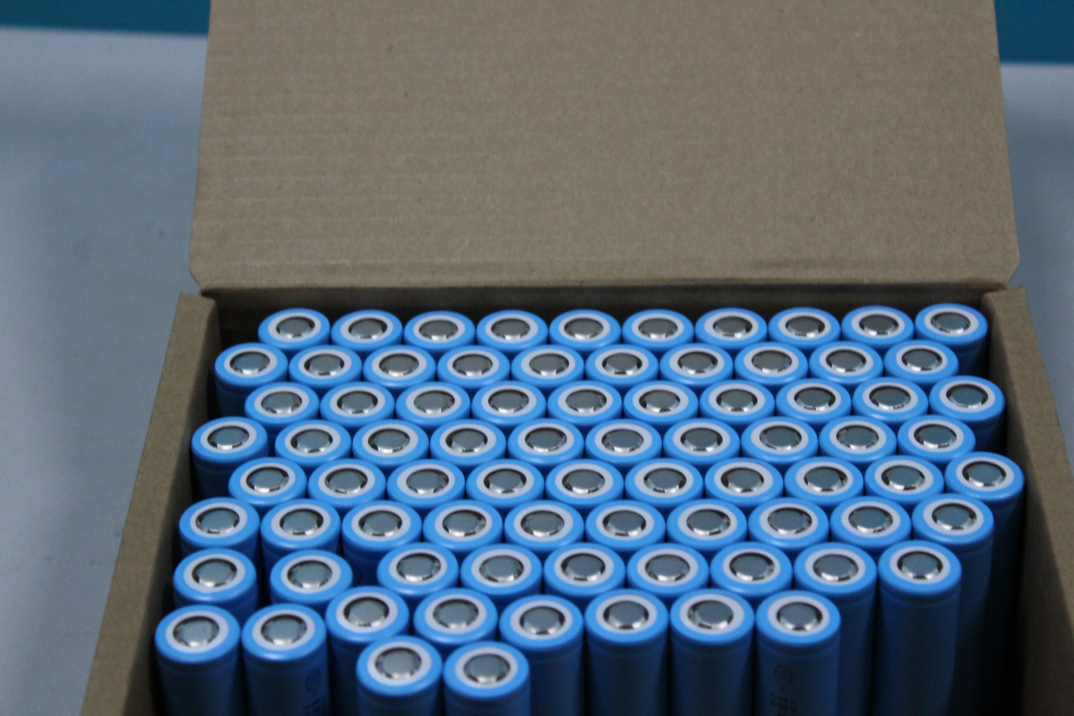 Wholesale factory price cylindrical lithium ion battery 2.6V 2.55 mAh 18650  pack lithium ion battery