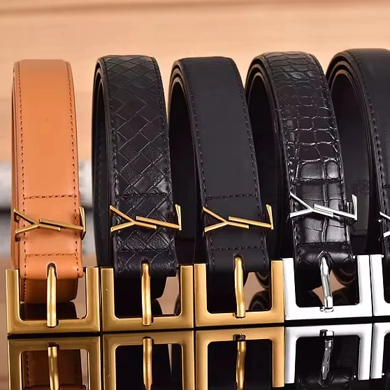 Женский ремень из натуральной кожи с пряжкой и логотипом