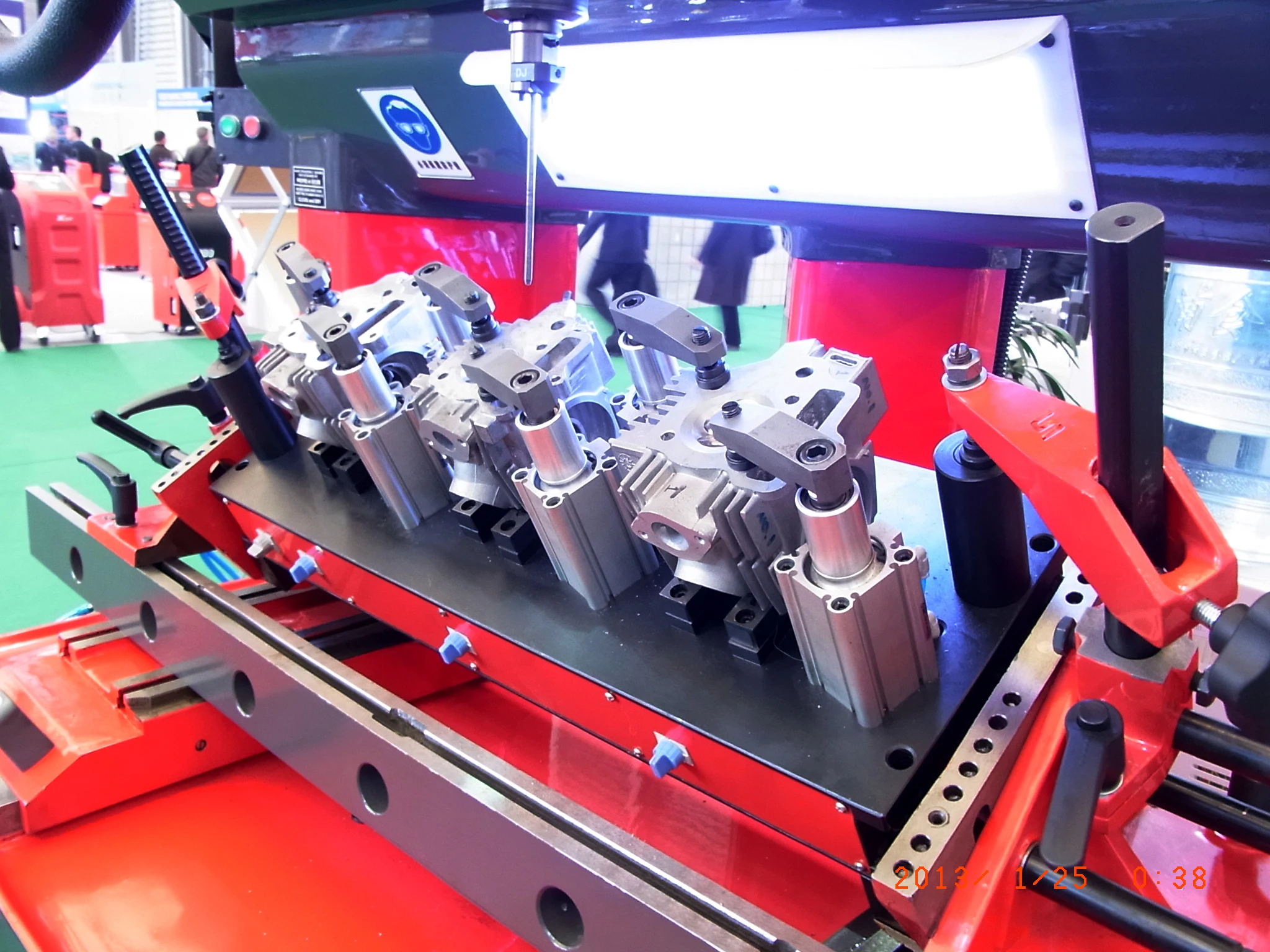 Valve seat boring machine with vacuum detection device