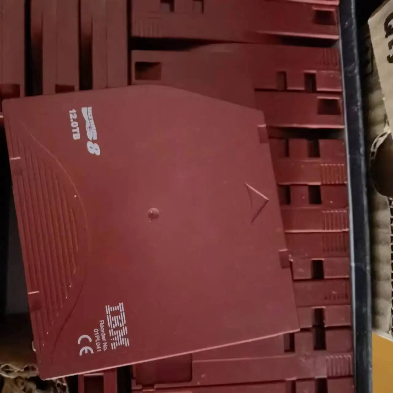 I B.M LTO8 сломан и чистый. Не допускается