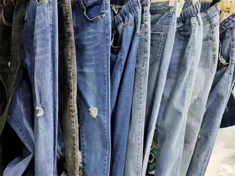 Оптовая продажа женские 2023 брендовые новые топовое Смешанное платье объемная упаковка использованная одежда вырезанная этикетка Стоковая одежда.