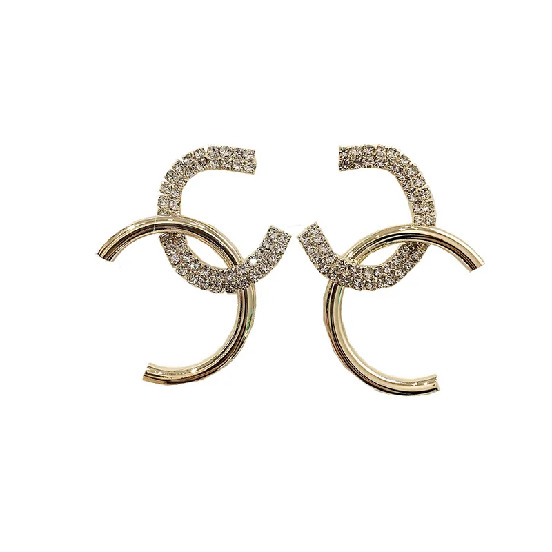 Закрытая акционерная Компания C & J 2 вида цветов изысканный 18K золотое покрытие со вставками из горного хрусталя цветок камелии серьги стразами с буквенным принтом «С»