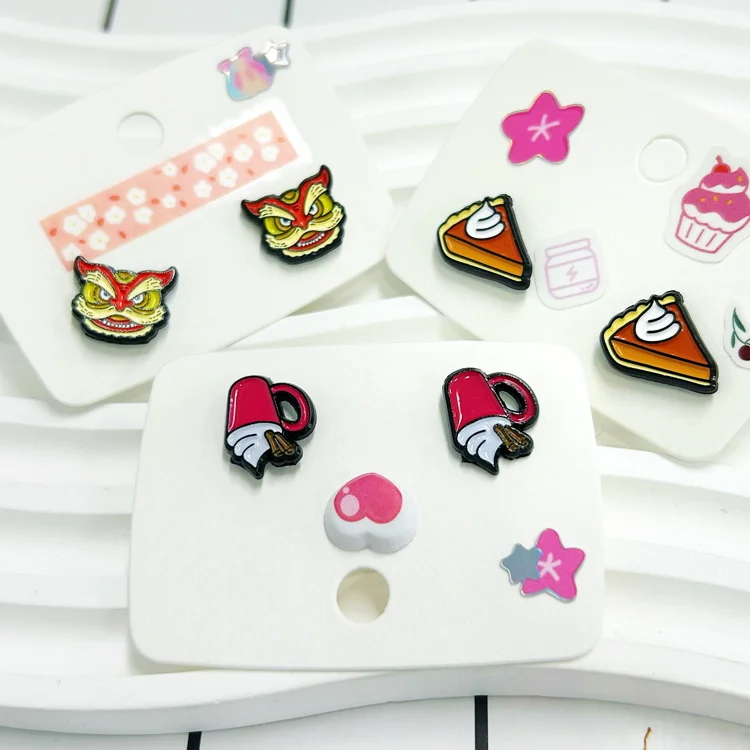 Сделать свой собственный дизайн серьги маленькие moq эмалевые шпильки на заказ Мини размер торт мягкие с задними картами