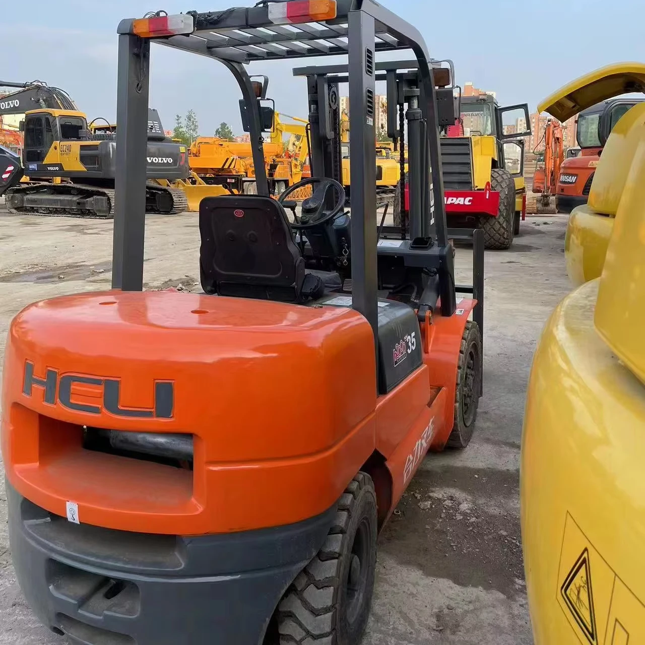 Used 3.5 tons Chinese brand Heli 35 forklift with strong engine diesel Heli 35 forklift with less working hours