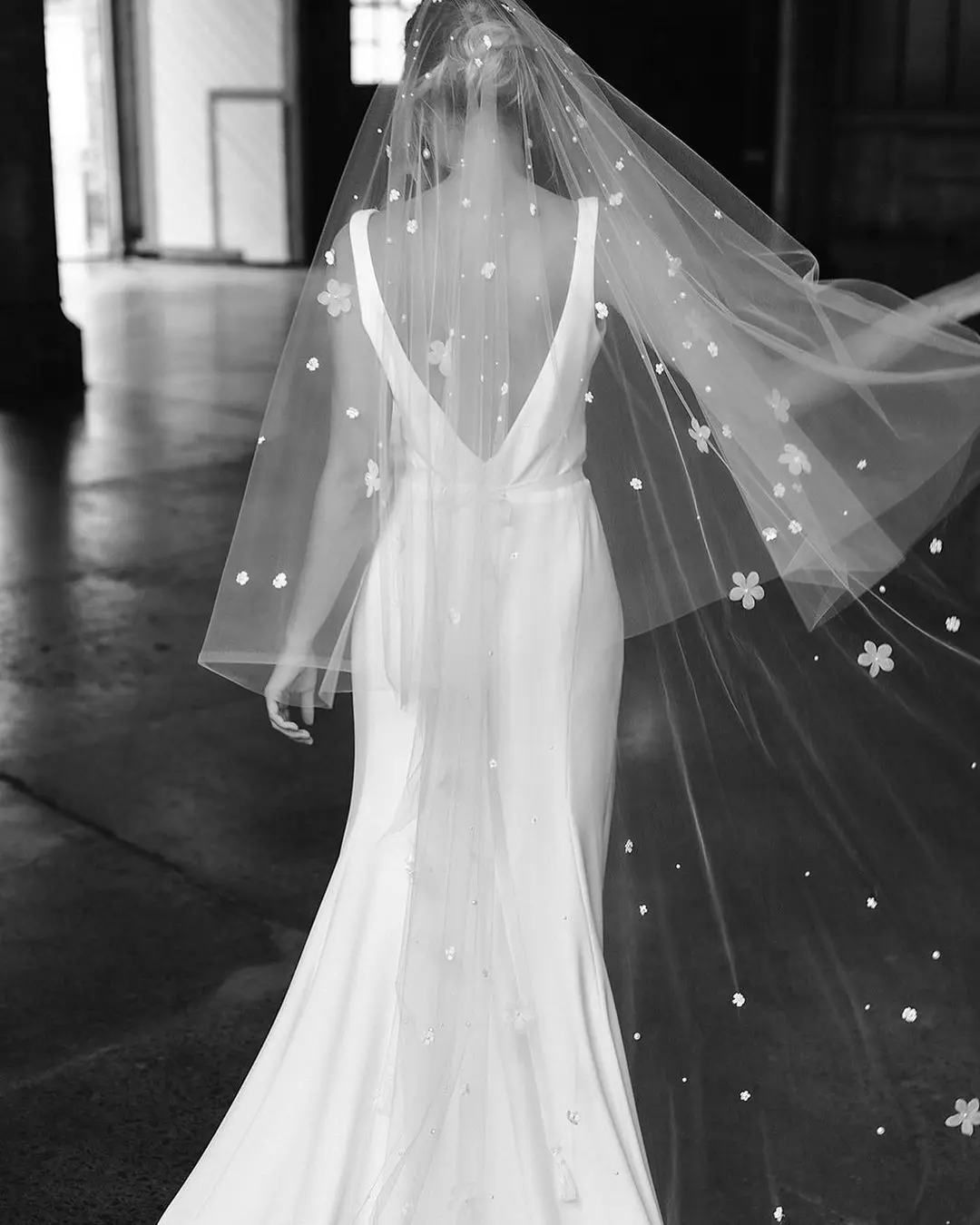 A floral veiled wedding 3d flowers pearls beaded  trimmings one layer bridal veil with comb