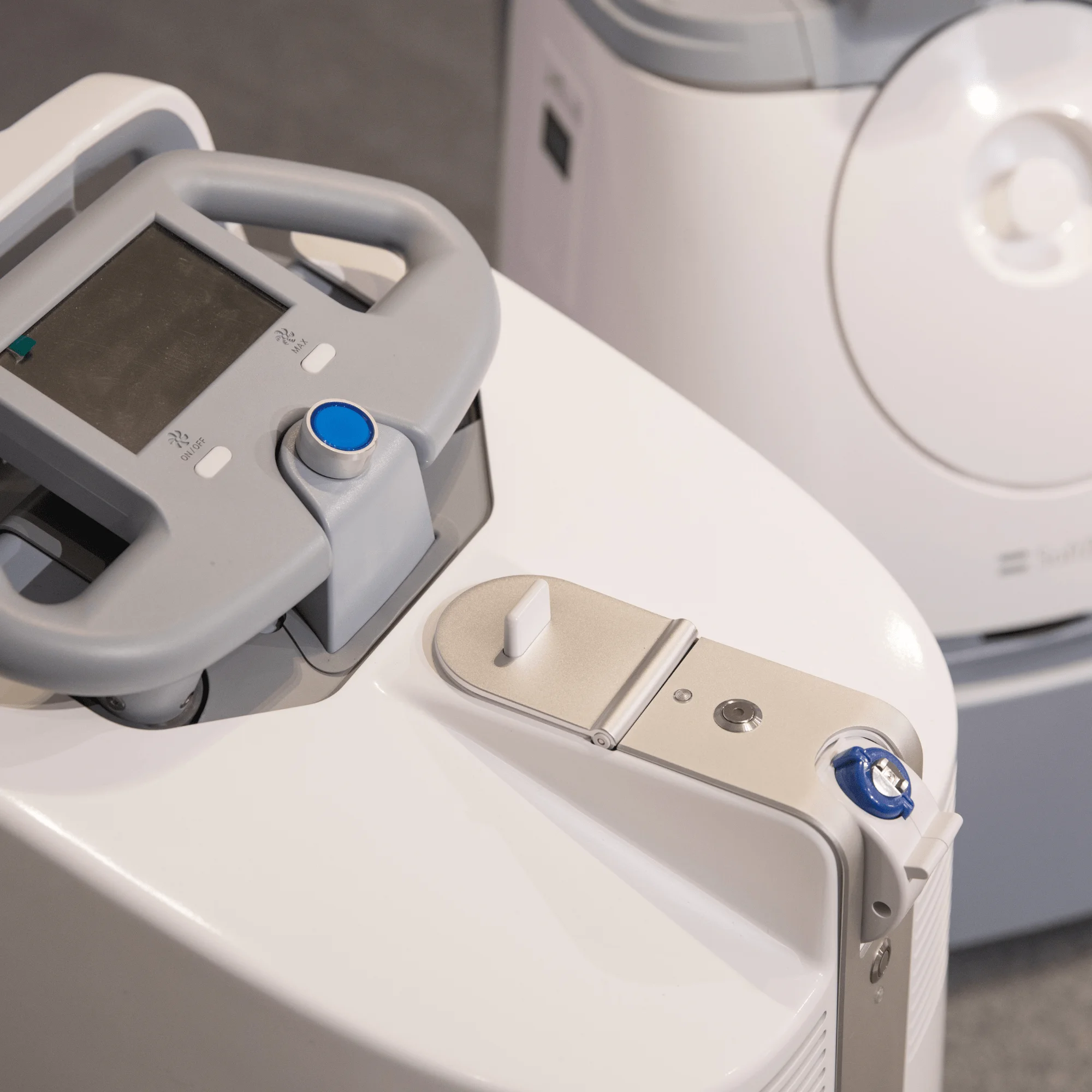 SoftBank Robotics Avalon Whiz Gambit Smart AI Vacuum Cleaning Sweeper Robot,  Commercial Robot Cleaner, Spraying