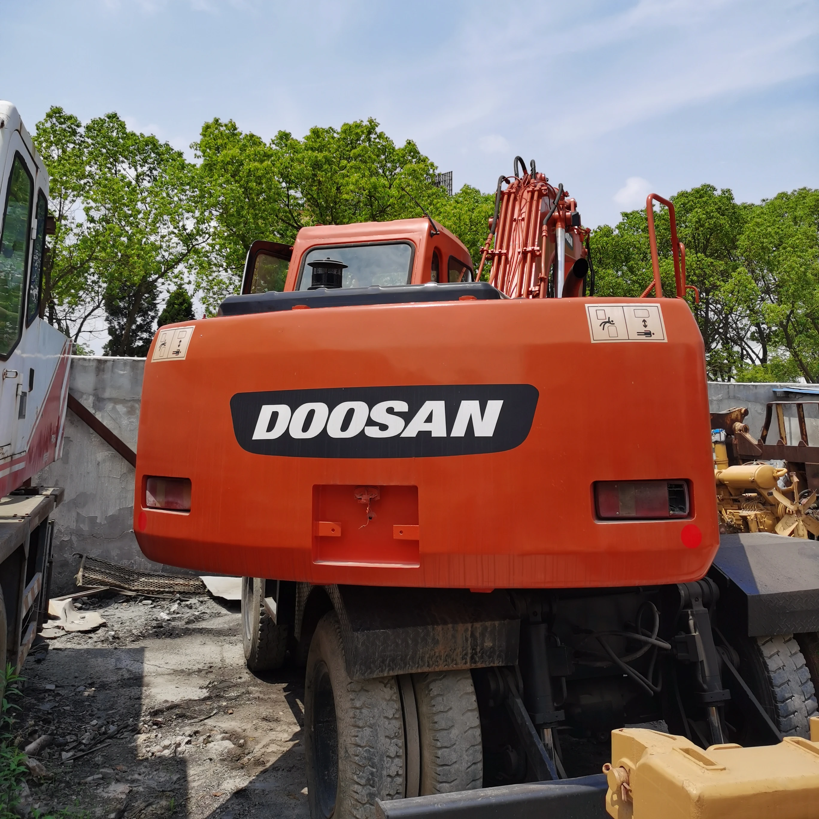 Б/у экскаватор Daewoo Doosan DH150W-7 колесный для продажи