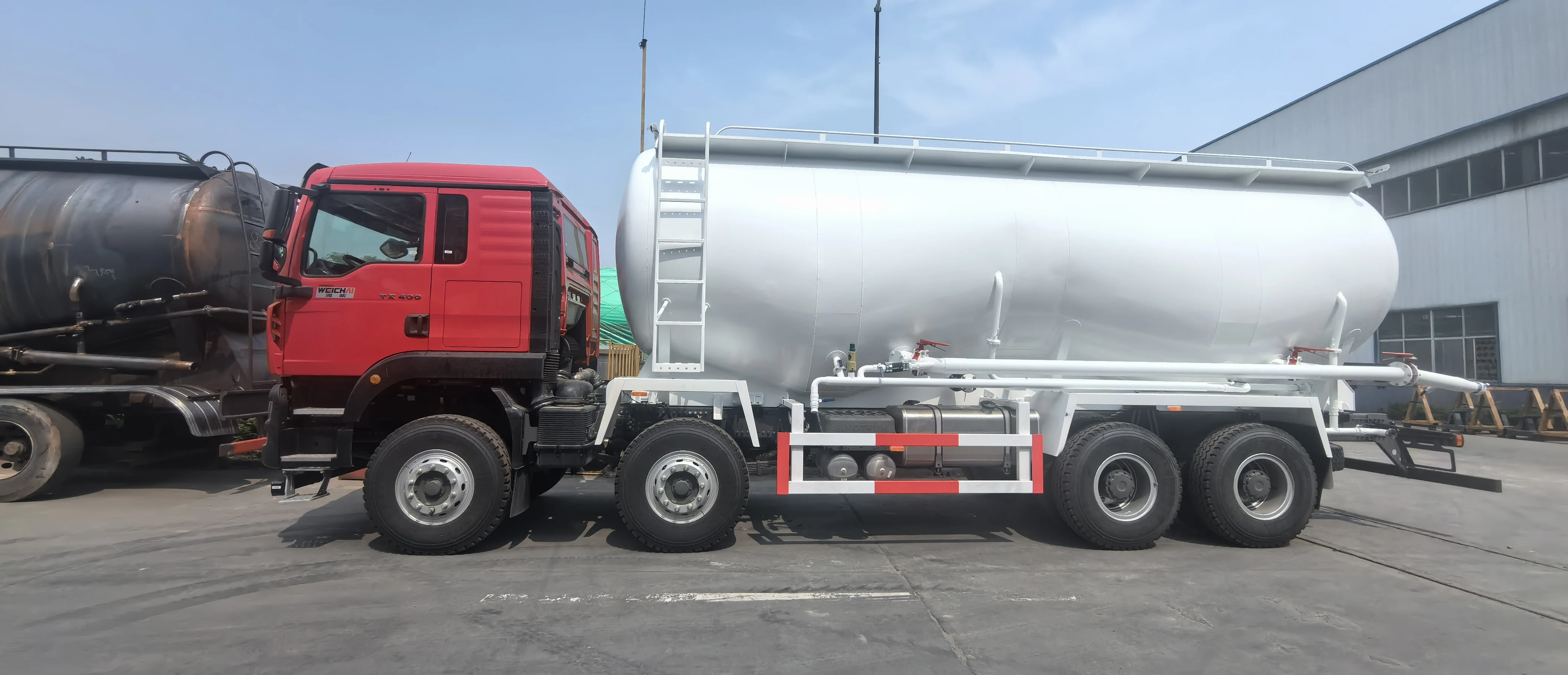 New Tri-axle Powder Bulk Cement Tanker Truck Semi Trailer fuel tanker truck