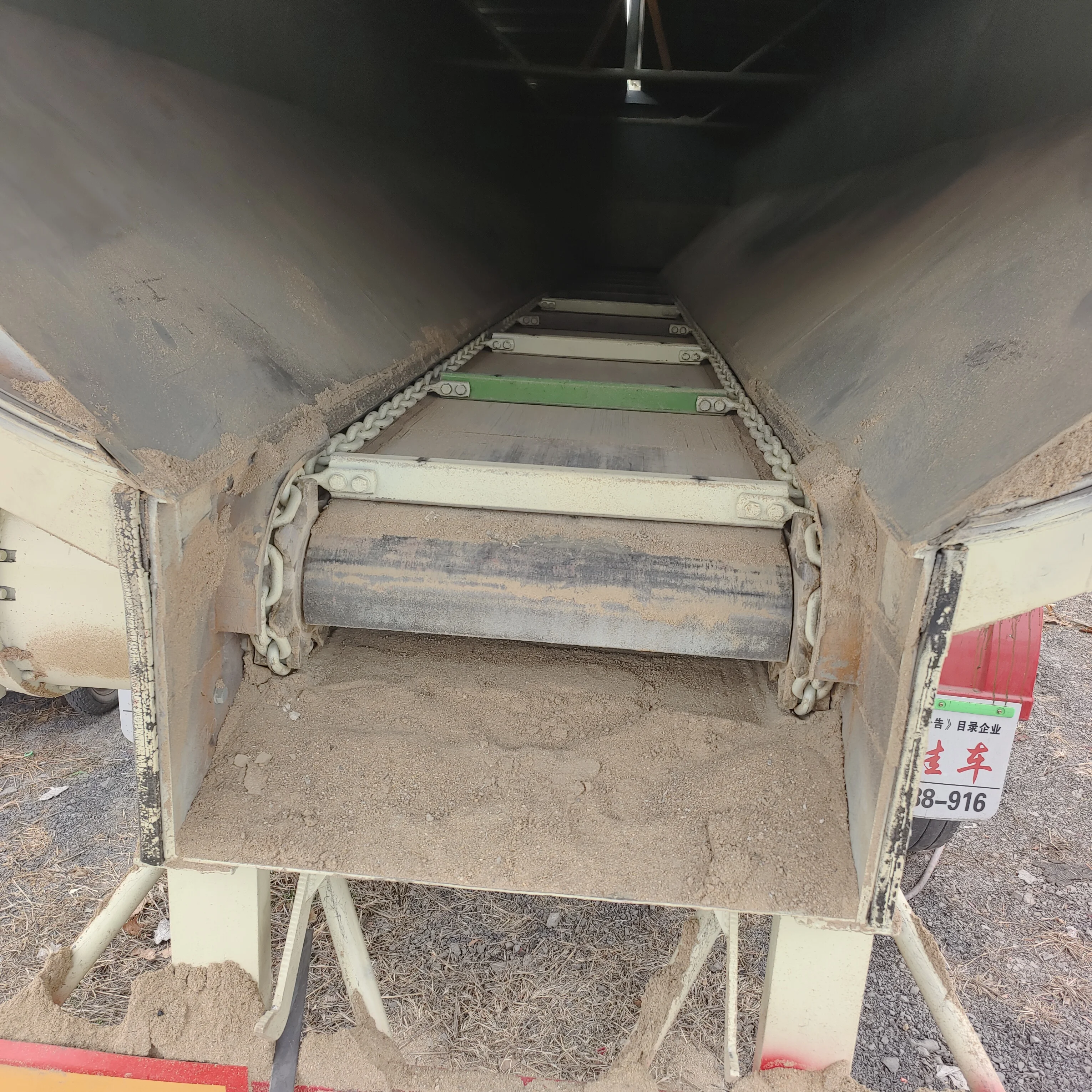 Three-axle scraper dump semi-trailer
