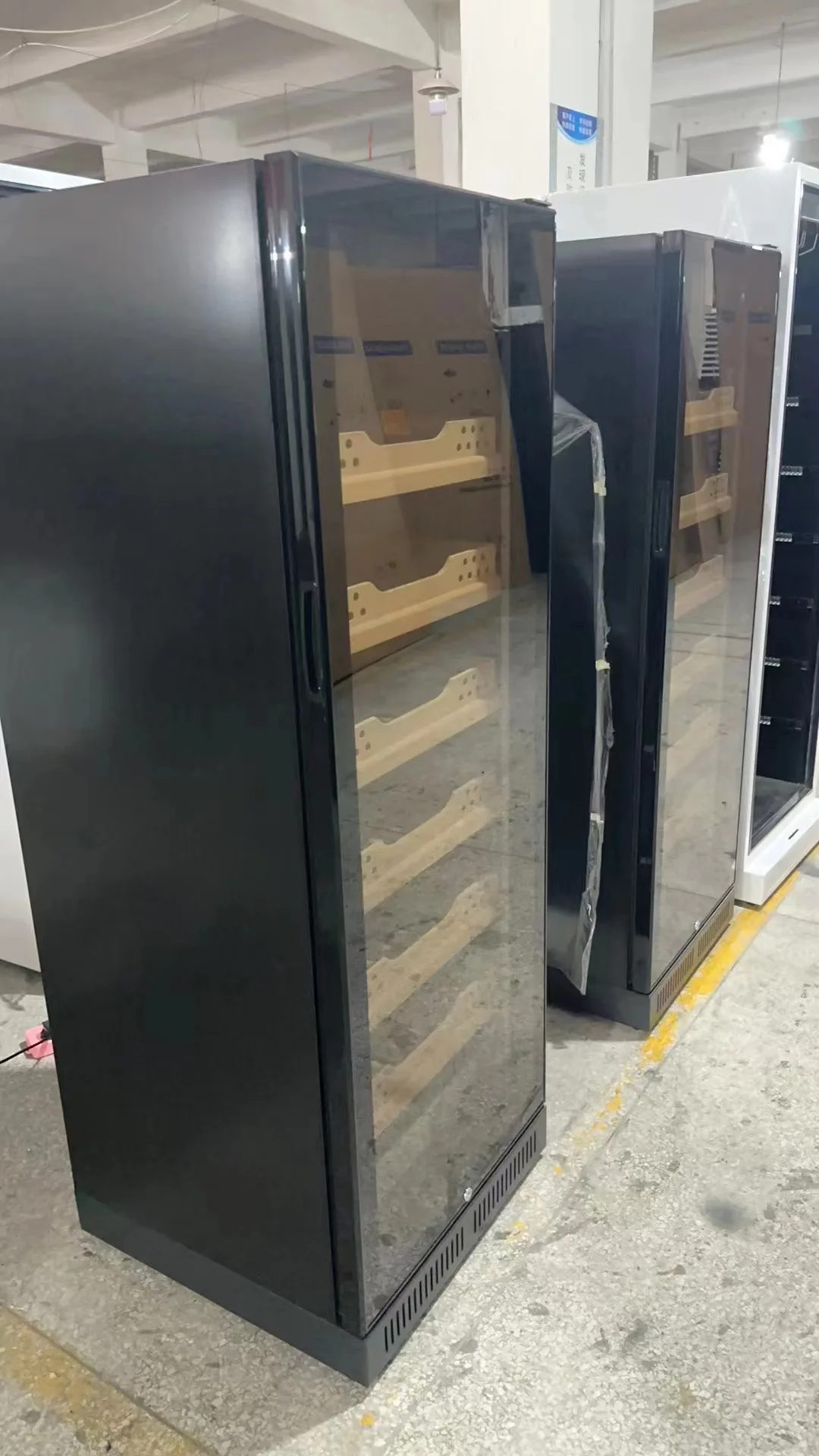 High Quality 1400 Cigar Cabinet Commercial Cigar Display Smoke Room Custom Led Light Large Upright Cigar Cabinet