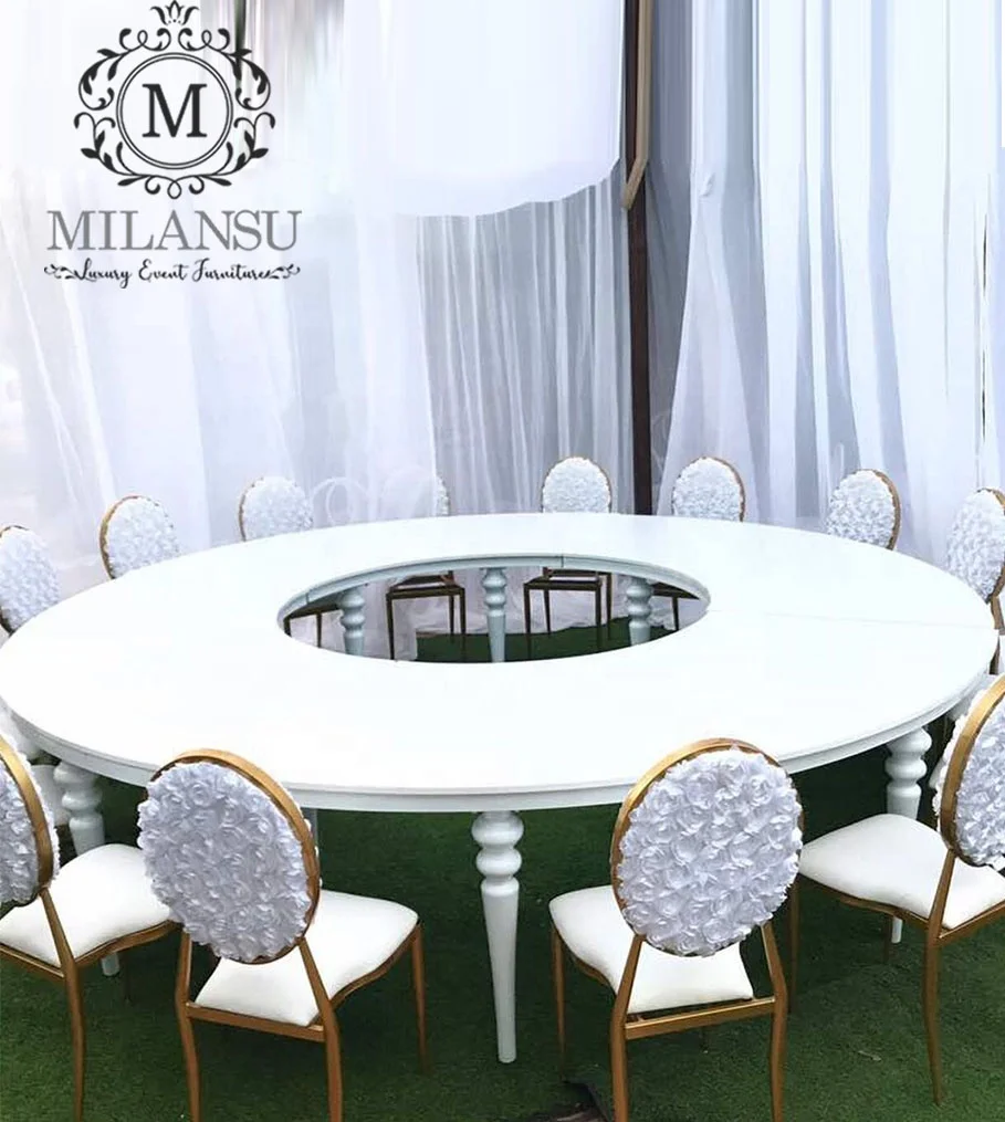 Набор круглых банкетных белых обеденных столов и золотых стульев для свадьбы и мероприятий