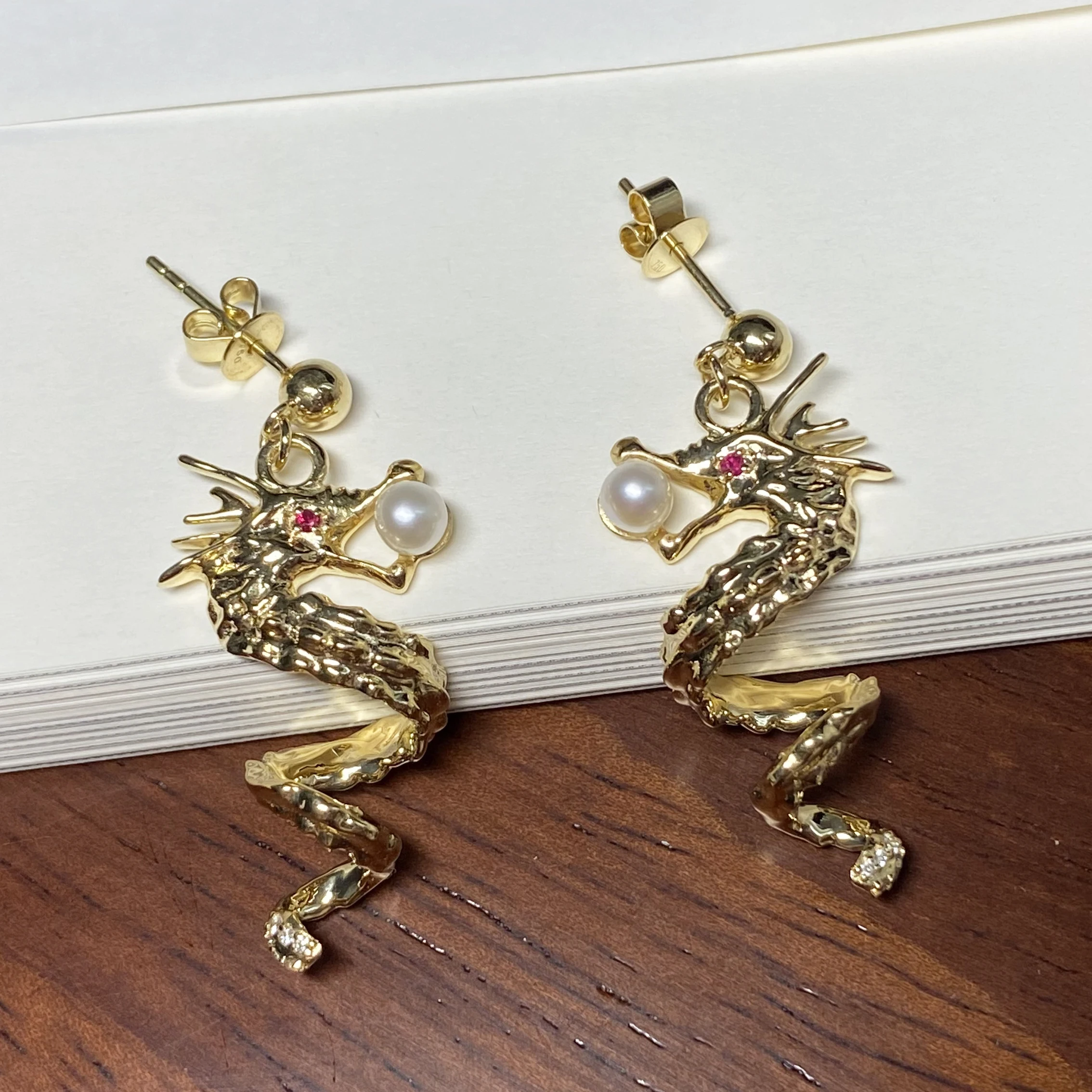 2022 Unique Designed 18K Solid Gold Pearl Natural Traditional Dragon Design Earrings Customized Jewelry for Women Girl for Gift