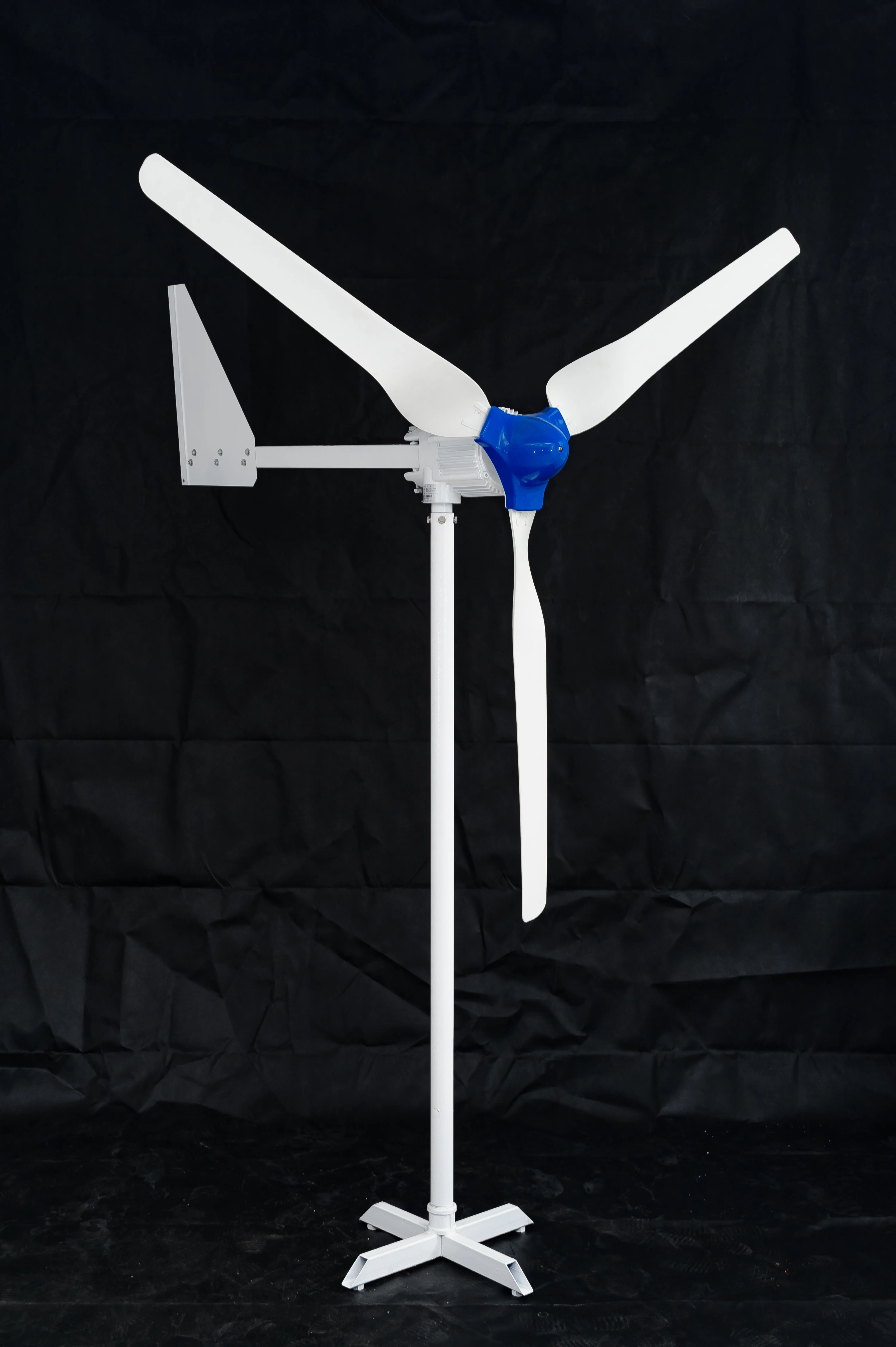 FD2.7-1000 Wind turbines 48V Start wind speed2.5m/s Wind wheel diameter2.7m