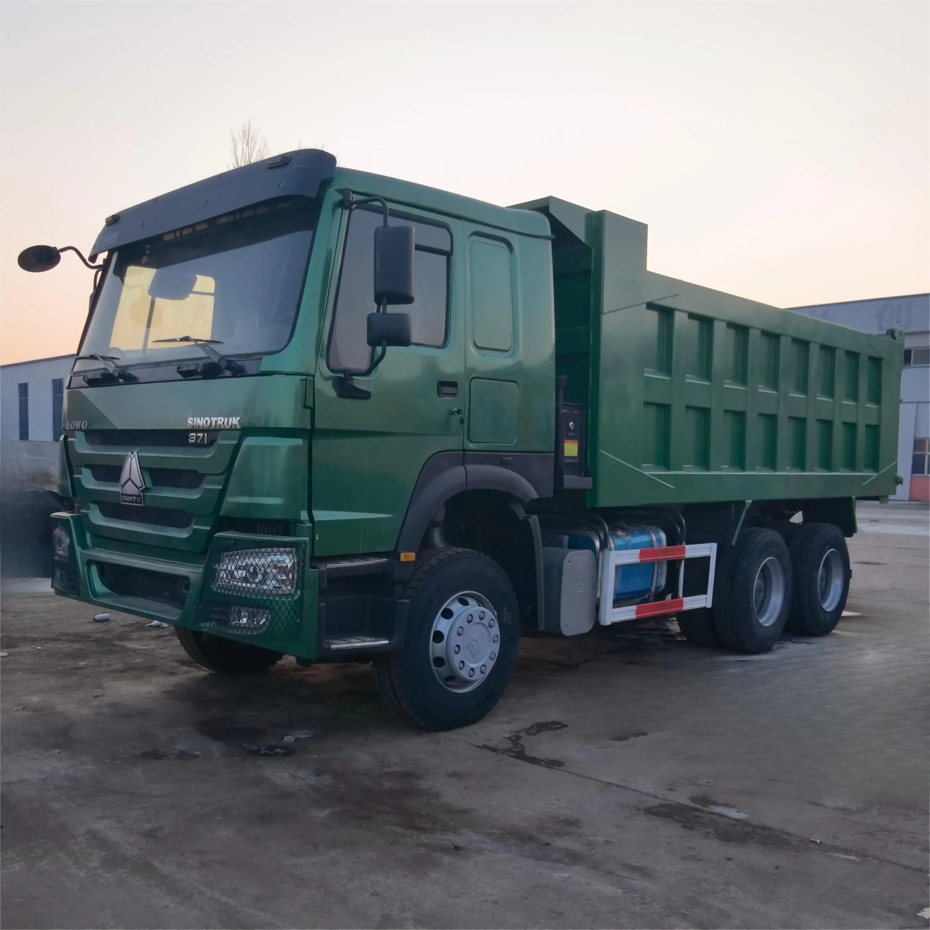 Used Howo 40 Ton 6x4 Manual Transmission Dump Truck 10 Wheels Weichai Engine Euro 2 Standard Diesel Fuel Steel Material 371 HP