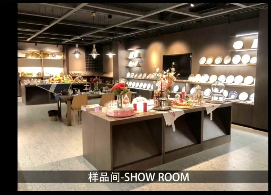 Gold Cups & Plastic Plates & Disposable Goldware, Luxury Dinnerware Set