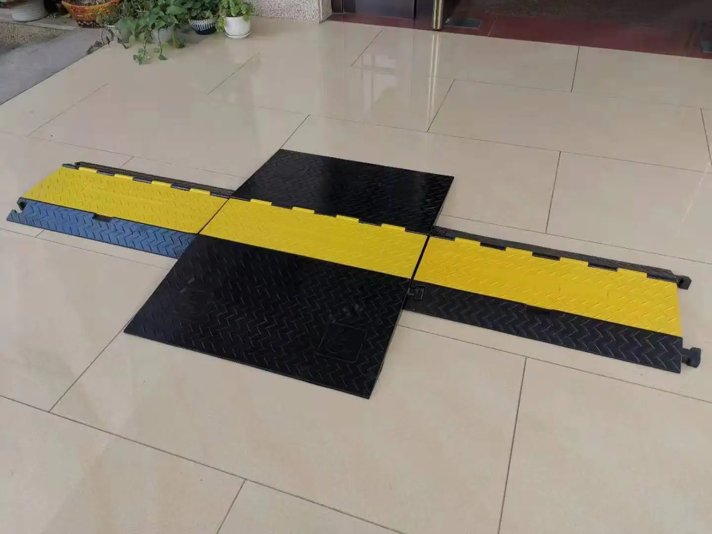 PVC Rubber Polyurethane Pedestrian Traffic Vehicles Wire Guard ADA Compliant Wheelchair Accessible Cable Protector Cable Ramps