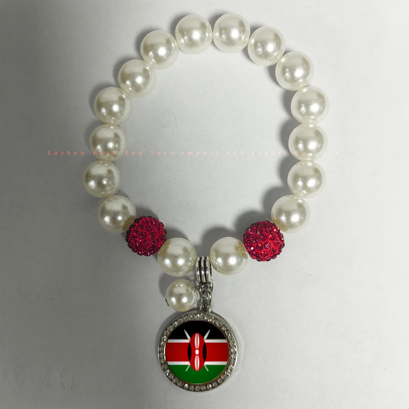 18 бусин шармы с флагом Кении а также 2 браслета из полимерной глины