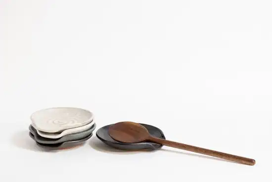 Minimalist White Black Kitchen Accessory Ceramic Spoon Holder Rest for Home Restaurant