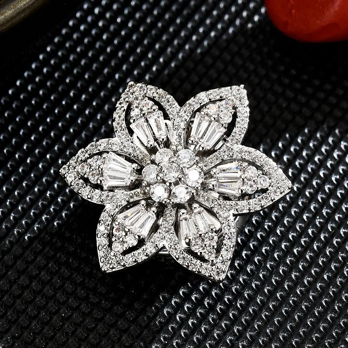 XILIANGFEIZI New magnet South Korea fashion snow crystal brooch niche high-grade flower accessories wholesale