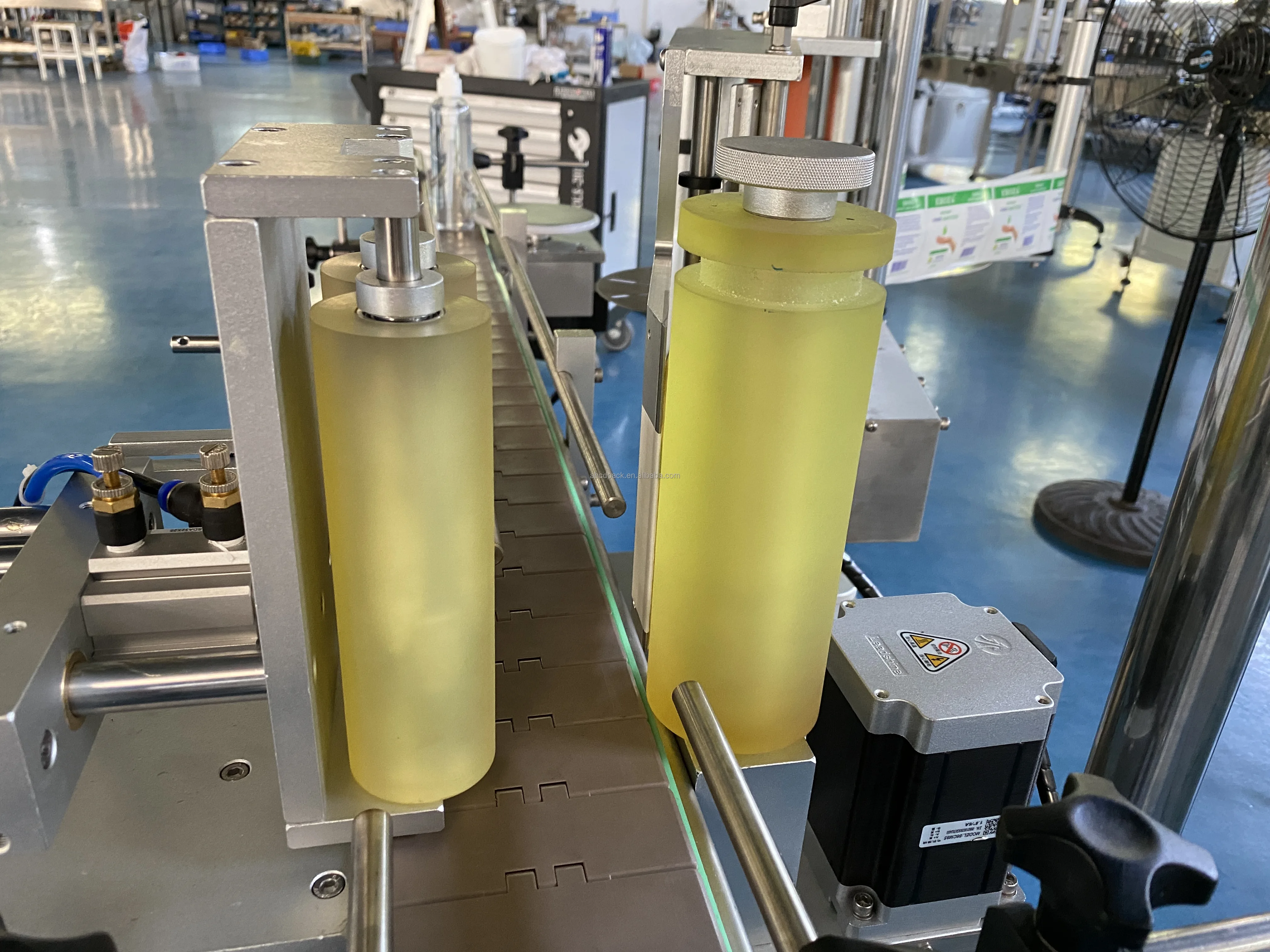 Automatic Water Wine Round Small Bottle Jars Tin Can Sticker Labeling Machine Vial Cosmetic Can Sauce Bottle Labeler