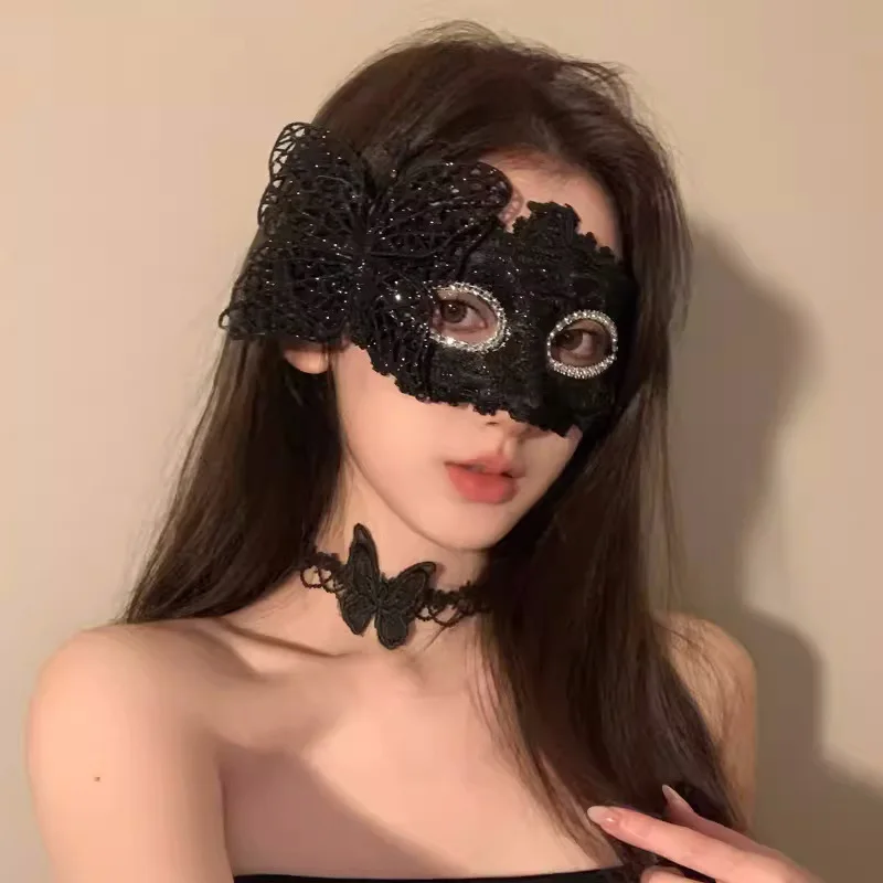 Женская кружевная маска с перьями