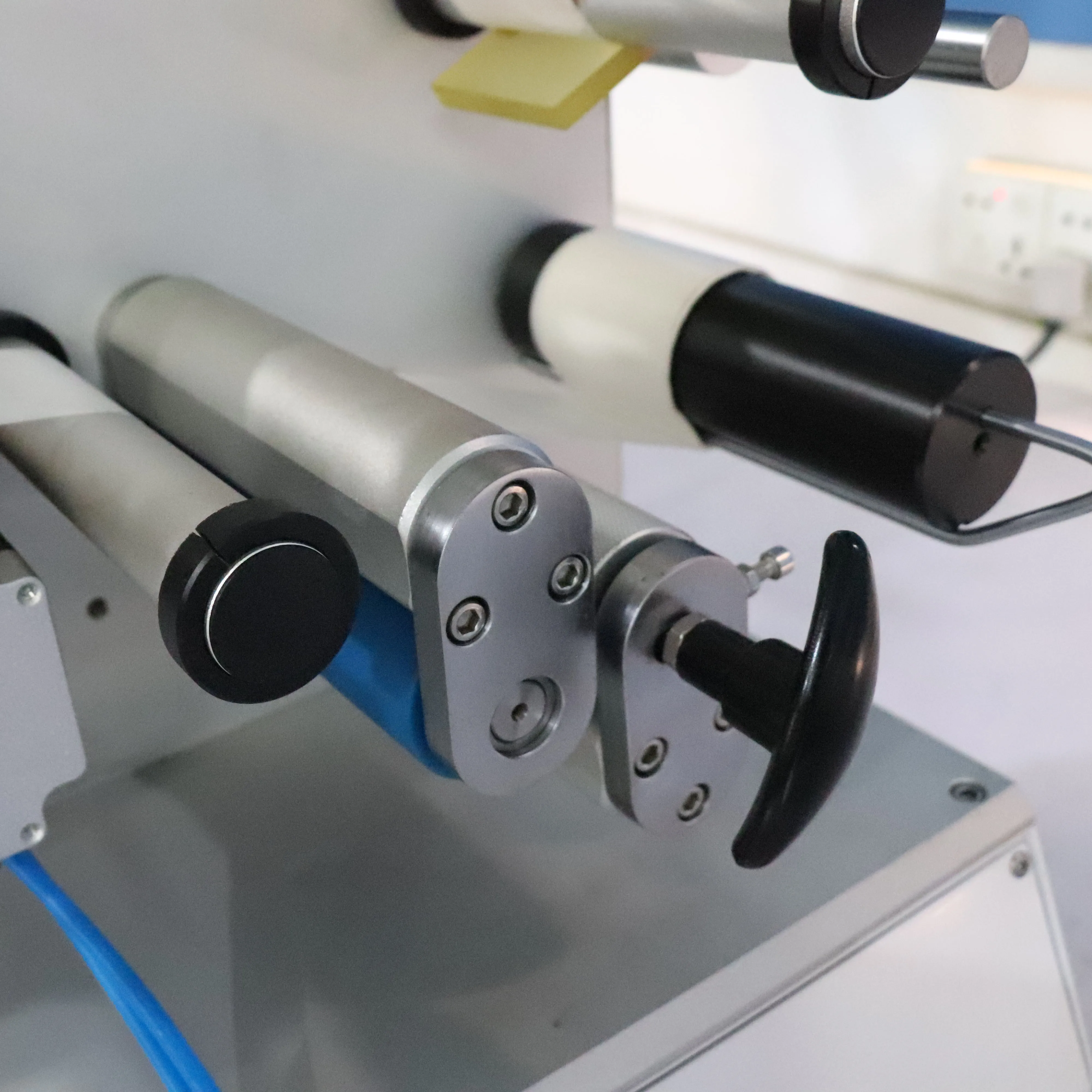 FK616 Glass Jar Sticker Square Soap Detergent Water Bottle Semi Automatic Cans Lighter Round Bottle Labeling Machine