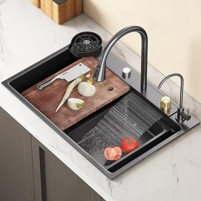 Czarny zlewozmywak kuchenny jednokomorowy ze stali nierdzewnej z wyciaganim kranem natryskowym