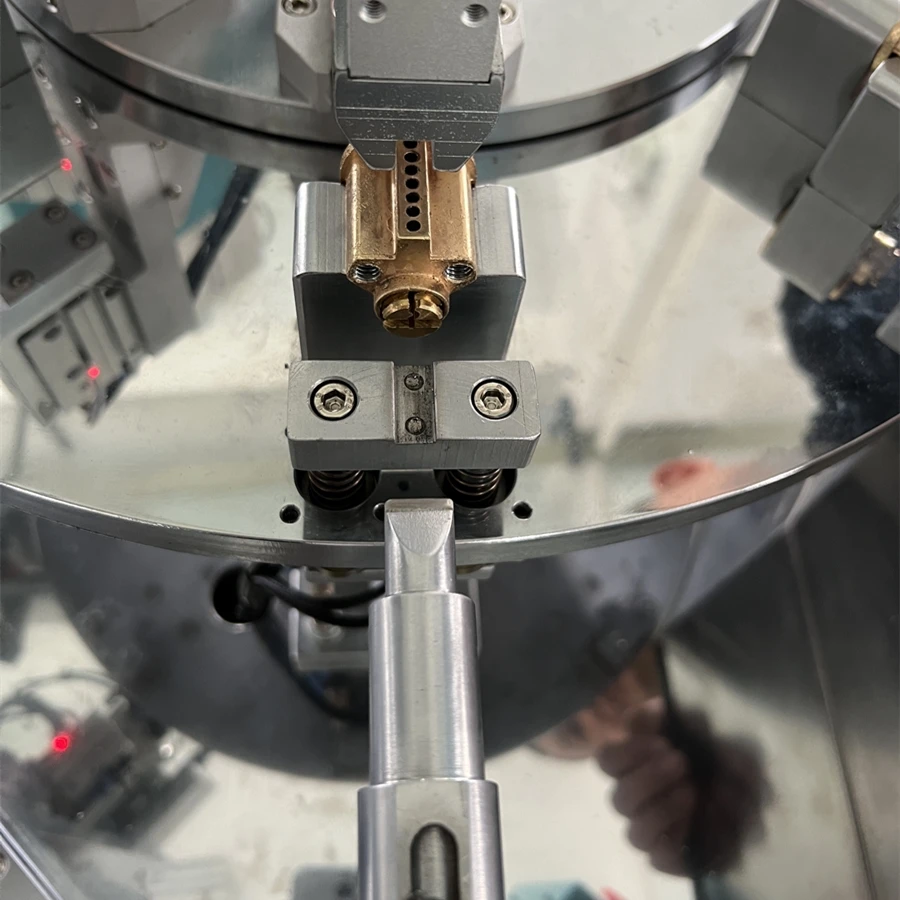 Lock cylinder master-ring assembly machine  to assembly  Seeger Ring and Steel Cam into the locks Cylinder