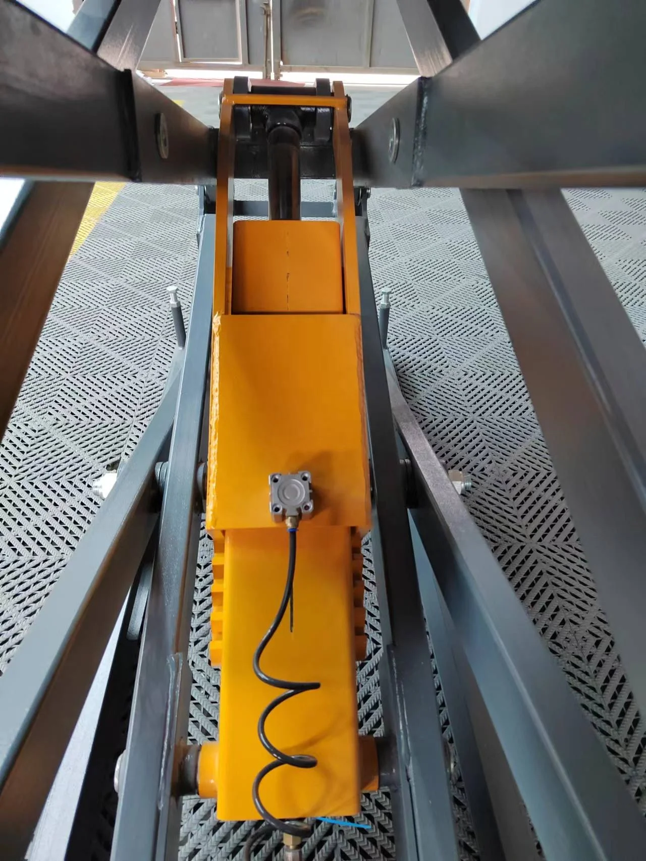 3.5 Ton Hydraulic on Ground Scissor Car Lift Two Ramps Each Length 1740mm