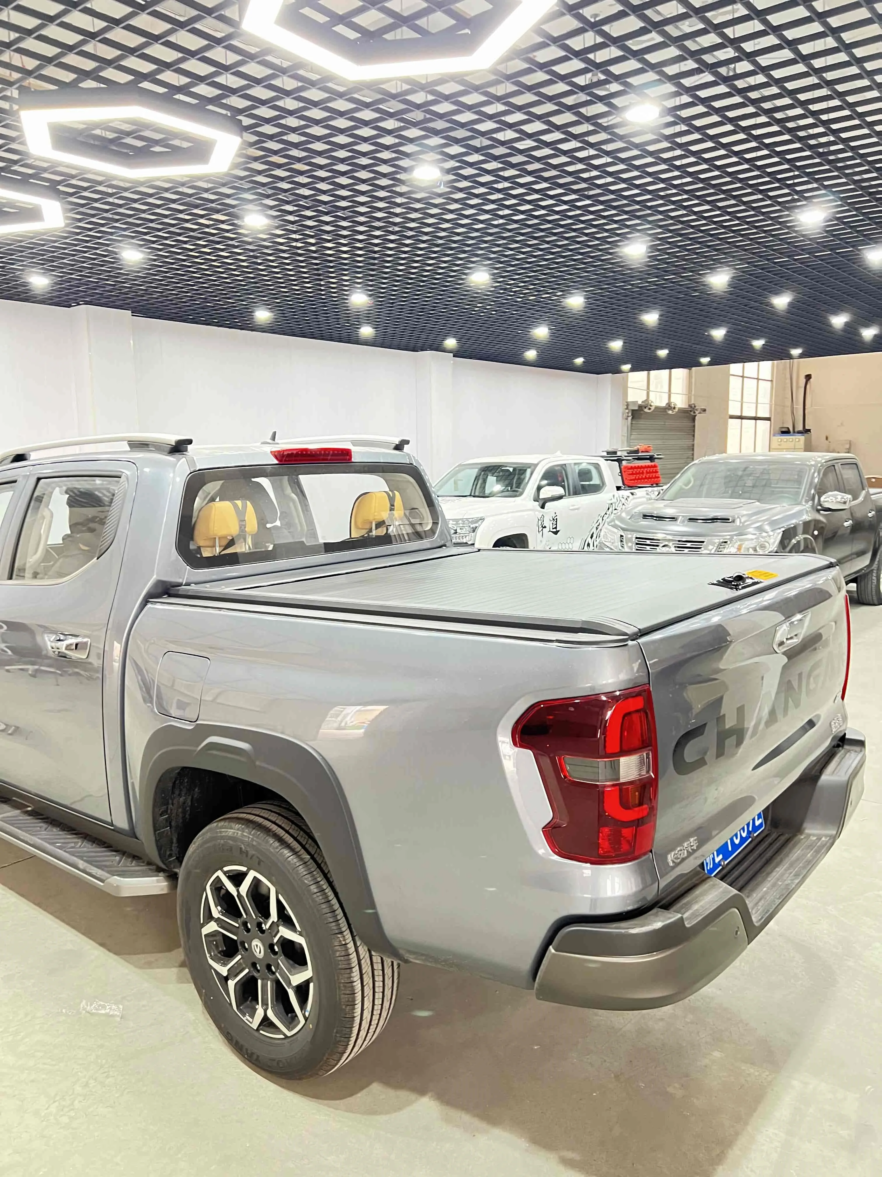 Toyota Tundra Truck Bed Cover for Pick Up Plastic Truck Tonneau Cover Electric Retractable Truck Bed Cover
