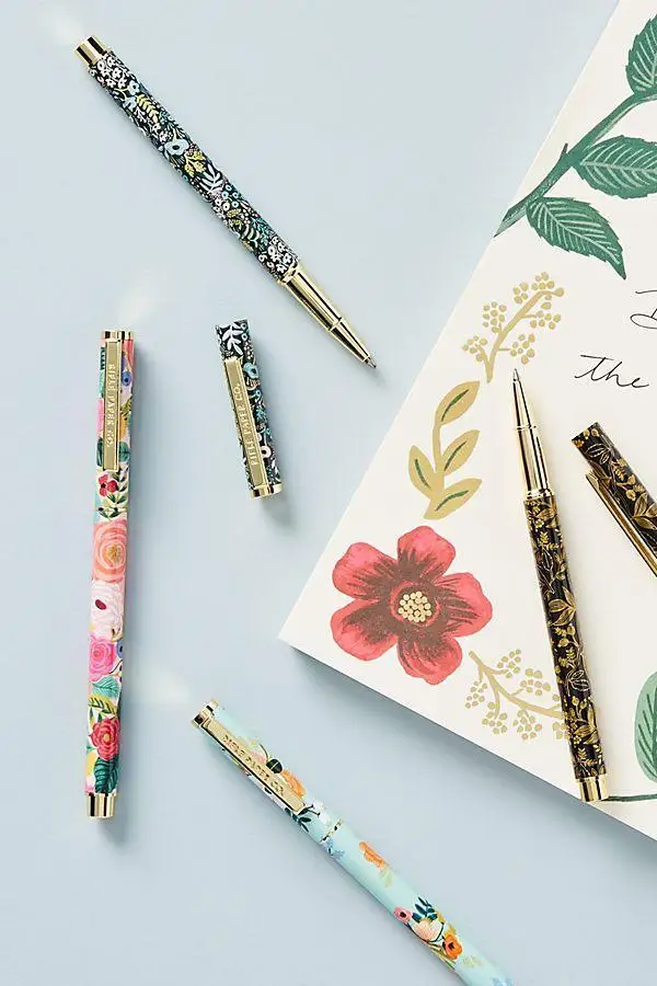 Manufacturers Wholesale 0.7mm Custom Logo Plastic Ballpoint Pens In A Variety Of Color Ballpoint Pens