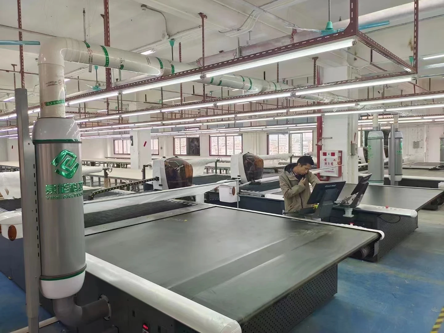 Factory Direct Sale Straight Knife Cloth Cutting Machine for Textile Industry Cutting Efficient Cloth Cutting Machines