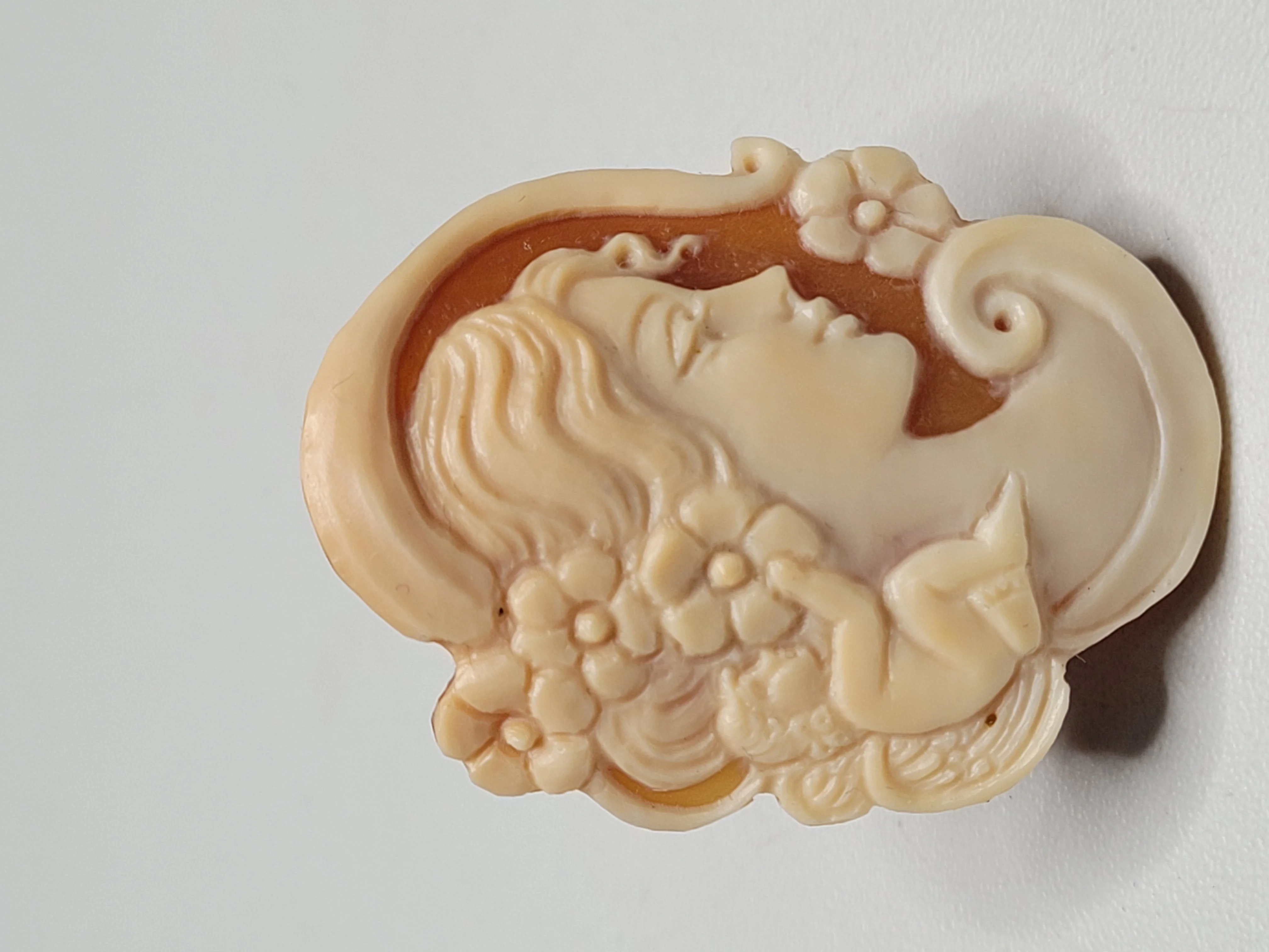 
New Romantic Design Hand Carved Cameo 