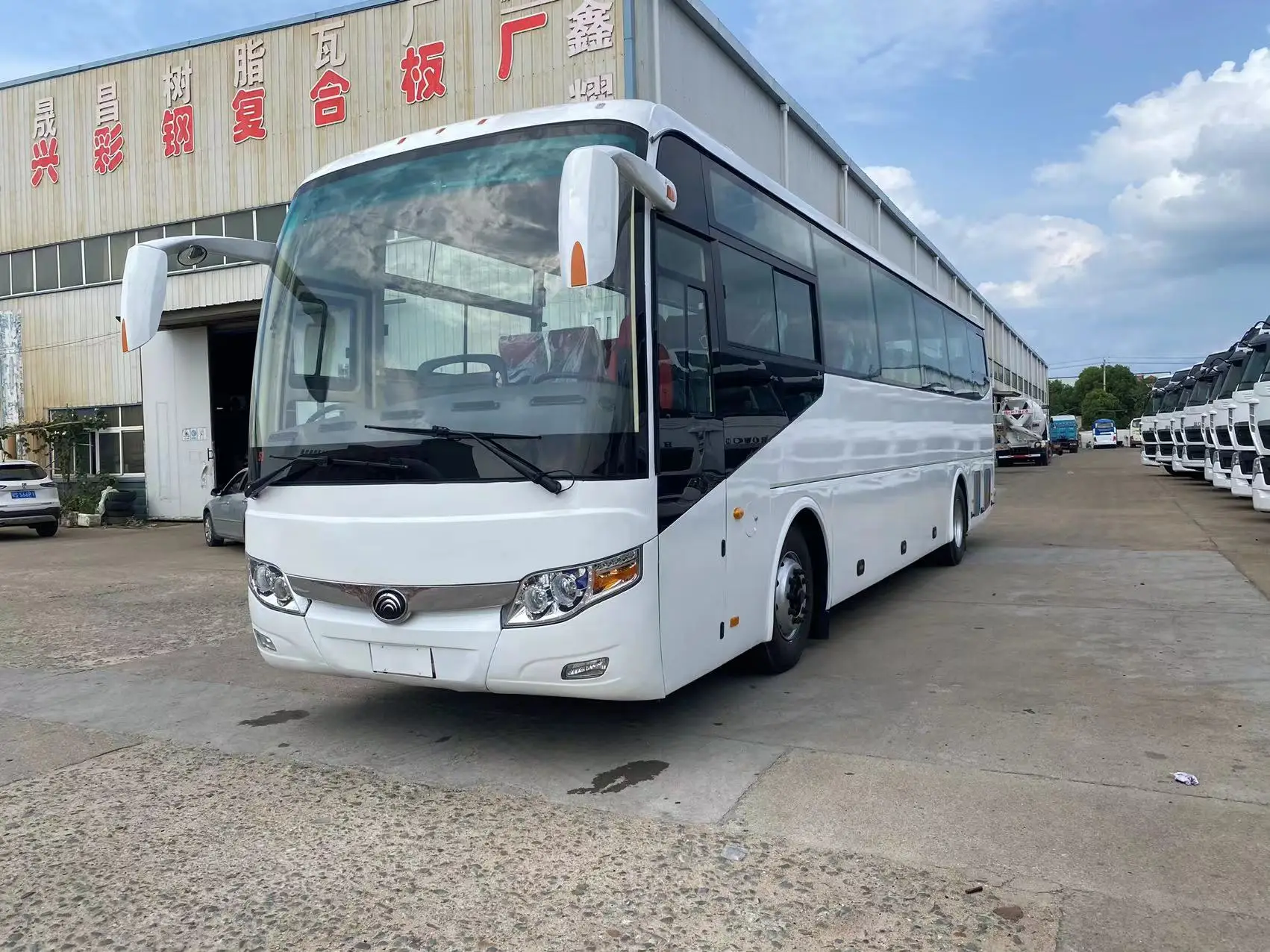 Yutong 60 Seater Bus Front Engine Coummutor Miner Transportation Economic Comfortable Strong Buses Diesel Seat Body Spring Turbo