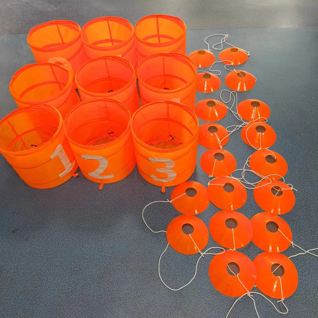 Manufacturers creative portable lightweight golf bucket club combination can be used for indoor and outdoor golf training.